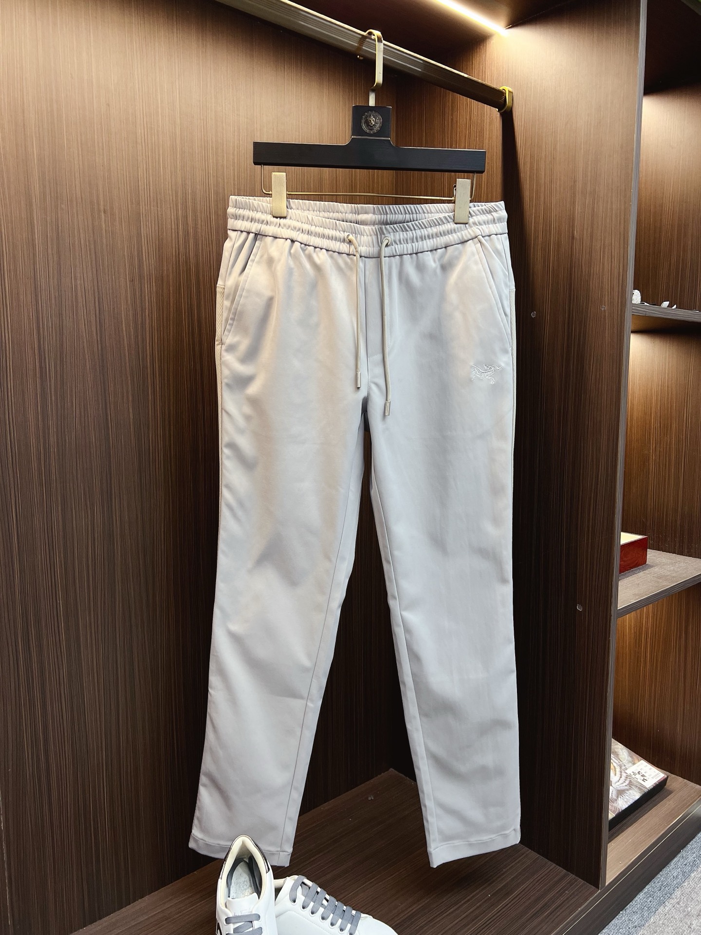 NO:629288,arcter Niaojia 25 autumn and winter new solid color small straight casual pants hiking series, using imported fabrics!  Very strong, elastic and extremely comfortable. Excellent four-way elastic for outdoor mountain climbing, allowing you to move freely without restriction!  The simple shape is very atmospheric!  Size M-3XL,,jil sander,alexander wang19860909arcter 鸟家25秋冬新款纯色小直筒休闲裤徒步系列,采用进口面料！非常结实弹舒服度极高.优良的户外登山四面弹 ,自由活动不受拘束！简洁的造型非常大气！ 尺码M-3XL,,jil sander,alexander wang,Men's clothing