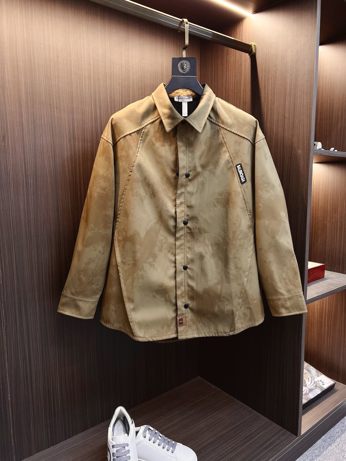 NO:549821,Balenciaga 2025 autumn and winter new Z home blend composite three-dimensional pocket shirt jacket jacket. Men's business casual lapel design jacket jacket, customer-supplied imported custom fabrics, original hardware accessories, very soft, comfortable, breathable, imported technology fabrics, very textured and different from nylon fiber. Light and soft breathable nylon fabric, very soft and smooth, with a light and comfortable feeling on the upper body. Customized natural horn buckles, a slim fit style for men's new high-tech fabric jacket, the king of fabrics, chooses tear-resistant nylon fabric with unique texture pleated effect, light texture, comfortable and breathable, fashionable and casual. The overall shape is more exquisite, simple but not boring, this is a versatile item suitable for wearing all year round. It is practical and fashionable, classic and versatile, and it is timeless for thousands of years, worthy of recommendation!  S—2XL, balenciaga, jackets & coats, jackets & coats,shirts,alexander wang19860909巴黎世家 2025秋冬新品Z家混纺复合立体口袋衬衫夹克外套.男士商务休闲翻领设计外套夹克,客供进口定制面料,原厂五金配件,非常柔软、舒适、透气、进口的科技面料,非常具有质感,手感区别于尼龙纤维.轻薄柔软透气锦纶面料,非常非常软滑,上身轻盈的自在感.定制天然牛角扣,版型合体的修身款,男士新款高科技织物夹克,面料之王,选用纹理别致褶皱效果的抗撕裂尼龙面料、质地轻盈、舒适透气、偏时尚休闲.整体造型更为考究,穿着简单但不乏味,这是一款适合全年穿着的百搭单品.实用性时髦性兼具,经典百搭耐看,万年不过时,值得安利！S—2XL,,balenciaga,jackets & coats,jackets & coats,shirts,alexander wang,Men's clothing