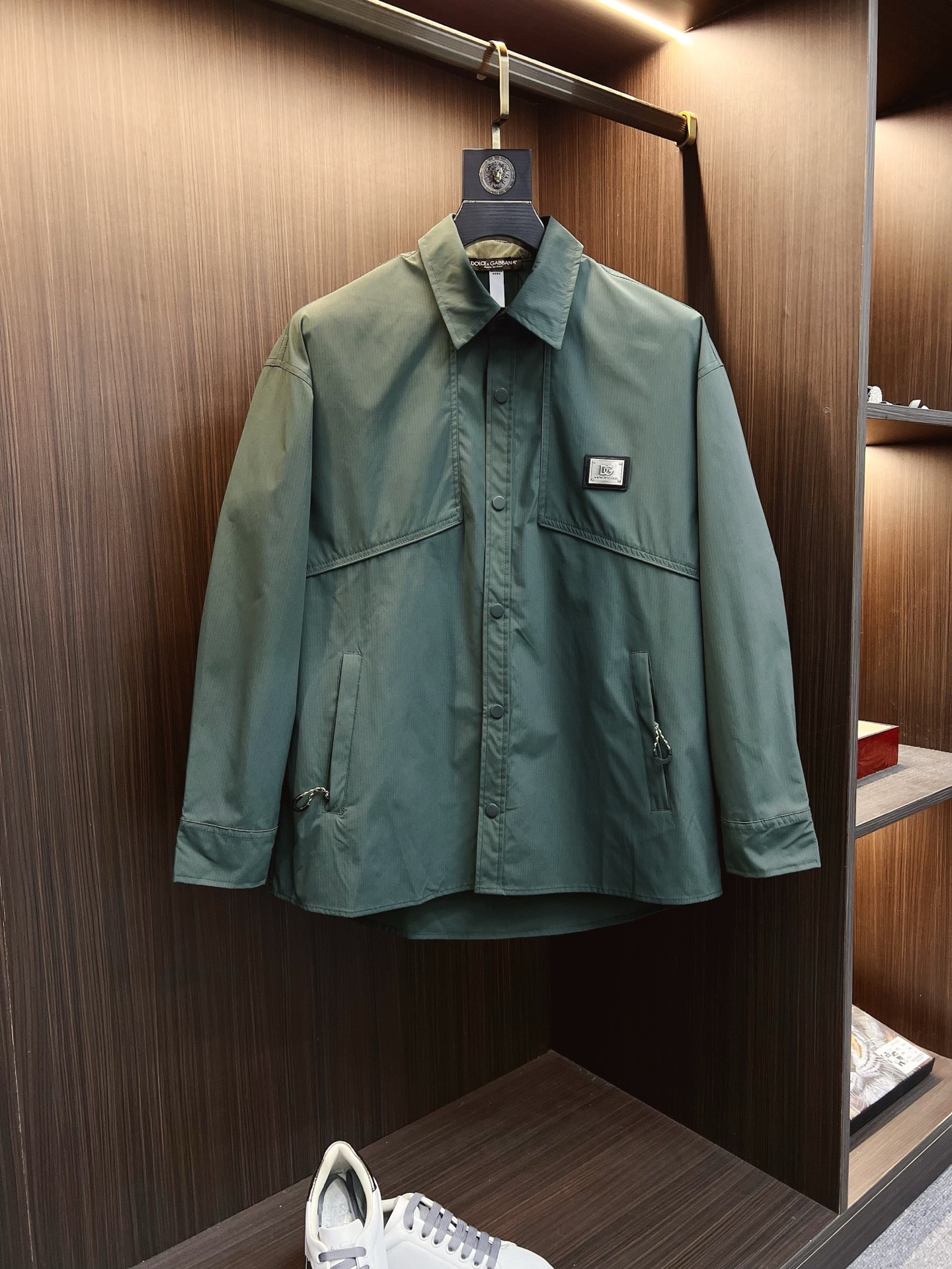 NO:549831,DG 2025 autumn and winter new Z home blend composite three-dimensional pocket shirt jacket jacket. Men's business casual lapel design jacket jacket, customer-supplied imported custom fabrics, original hardware accessories, very soft, comfortable, breathable, imported technology fabrics, very textured and different from nylon fiber. Light and soft breathable nylon fabric, very soft and smooth, with a light and comfortable feeling on the upper body. Customized natural horn buckles, a slim fit style for men's new high-tech fabric jacket, the king of fabrics, chooses tear-resistant nylon fabric with unique texture pleated effect, light texture, comfortable and breathable, fashionable and casual. The overall shape is more exquisite, simple but not boring, this is a versatile item suitable for wearing all year round. It is practical and fashionable, classic and versatile, and it is timeless for thousands of years, worthy of recommendation!  S—2XL,,jackets & coats,jackets & coats,shirts,alexander wang19860909DG 2025秋冬新品Z家混纺复合立体口袋衬衫夹克外套.男士商务休闲翻领设计外套夹克,客供进口定制面料,原厂五金配件,非常柔软、舒适、透气、进口的科技面料,非常具有质感,手感区别于尼龙纤维.轻薄柔软透气锦纶面料,非常非常软滑,上身轻盈的自在感.定制天然牛角扣,版型合体的修身款,男士新款高科技织物夹克,面料之王,选用纹理别致褶皱效果的抗撕裂尼龙面料、质地轻盈、舒适透气、偏时尚休闲.整体造型更为考究,穿着简单但不乏味,这是一款适合全年穿着的百搭单品.实用性时髦性兼具,经典百搭耐看,万年不过时,值得安利！S—2XL,,jackets & coats,jackets & coats,shirts,alexander wang,Men's clothing