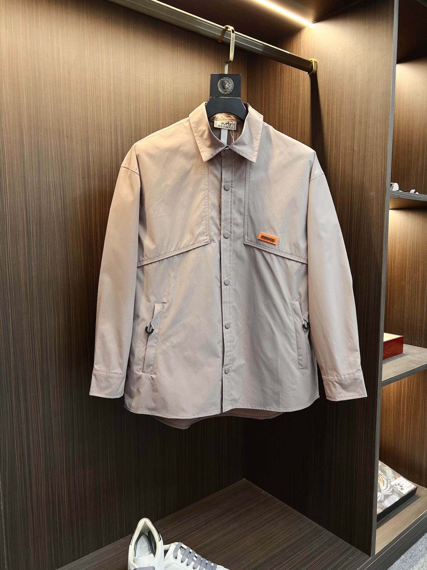 NO:549835,Hermes 2025 autumn and winter new Z home blend composite three-dimensional pocket shirt jacket jacket. Men's business casual lapel design jacket jacket, customer-supplied imported custom fabrics, original hardware accessories, very soft, comfortable, breathable, imported technology fabrics, very textured and different from nylon fiber. Light and soft breathable nylon fabric, very soft and smooth, with a light and comfortable feeling on the upper body. Customized natural horn buckles, a slim fit style for men's new high-tech fabric jacket, the king of fabrics, chooses tear-resistant nylon fabric with unique texture pleated effect, light texture, comfortable and breathable, fashionable and casual. The overall shape is more exquisite, simple but not boring, this is a versatile item suitable for wearing all year round. It is practical and fashionable, classic and versatile, and it is timeless for thousands of years, worthy of recommendation!  S—2XL, hermes, jackets & coats, jackets & coats,shirts,alexander wang19860909爱马仕 2025秋冬新品Z家混纺复合立体口袋衬衫夹克外套.男士商务休闲翻领设计外套夹克,客供进口定制面料,原厂五金配件,非常柔软、舒适、透气、进口的科技面料,非常具有质感,手感区别于尼龙纤维.轻薄柔软透气锦纶面料,非常非常软滑,上身轻盈的自在感.定制天然牛角扣,版型合体的修身款,男士新款高科技织物夹克,面料之王,选用纹理别致褶皱效果的抗撕裂尼龙面料、质地轻盈、舒适透气、偏时尚休闲.整体造型更为考究,穿着简单但不乏味,这是一款适合全年穿着的百搭单品.实用性时髦性兼具,经典百搭耐看,万年不过时,值得安利！S—2XL,,hermes,jackets & coats,jackets & coats,shirts,alexander wang,Men's clothing