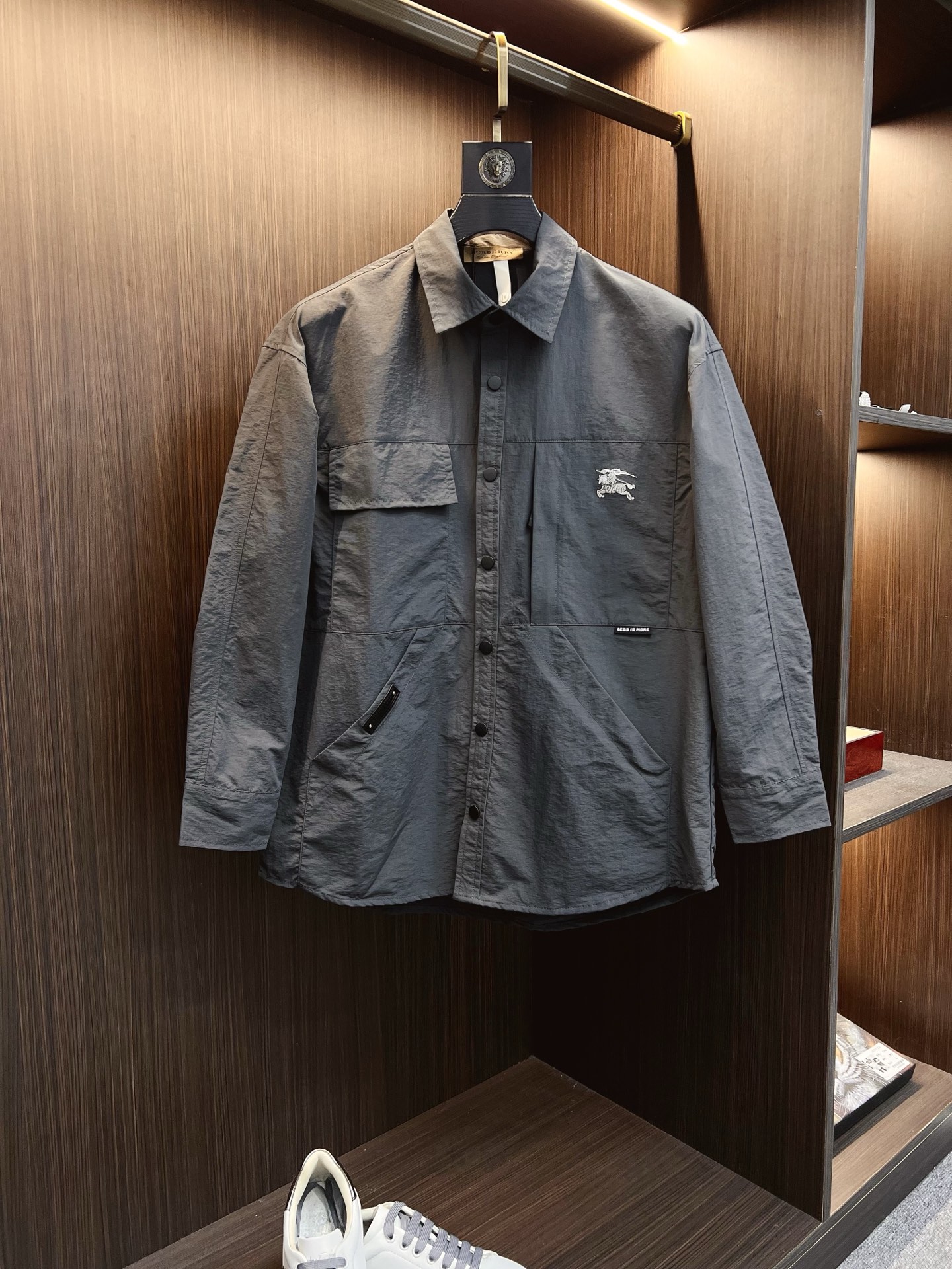 NO:549838,Burberry 2025 autumn and winter new Z home blend composite three-dimensional pocket shirt jacket jacket. Men's business casual lapel design jacket jacket, customer-supplied imported custom fabrics, original hardware accessories, very soft, comfortable, breathable, imported technology fabrics, very textured and different from nylon fiber. Light and soft breathable nylon fabric, very soft and smooth, with a light and comfortable feeling on the upper body. Customized natural horn buckles, a slim fit style for men's new high-tech fabric jacket, the king of fabrics, chooses tear-resistant nylon fabric with unique texture pleated effect, light texture, comfortable and breathable, fashionable and casual. The overall shape is more exquisite, simple but not boring, this is a versatile item suitable for wearing all year round. It is practical and fashionable, classic and versatile, and it is timeless for thousands of years, worthy of recommendation!  S-2XL, burberry, burberry, jackets & coats, jackets & coats, shirts, alexander wang19860909Burberry 巴宝莉 2025秋冬新品Z家混纺复合立体口袋衬衫夹克外套.男士商务休闲翻领设计外套夹克,客供进口定制面料,原厂五金配件,非常柔软、舒适、透气、进口的科技面料,非常具有质感,手感区别于尼龙纤维.轻薄柔软透气锦纶面料,非常非常软滑,上身轻盈的自在感.定制天然牛角扣,版型合体的修身款,男士新款高科技织物夹克,面料之王,选用纹理别致褶皱效果的抗撕裂尼龙面料、质地轻盈、舒适透气、偏时尚休闲.整体造型更为考究,穿着简单但不乏味,这是一款适合全年穿着的百搭单品.实用性时髦性兼具,经典百搭耐看,万年不过时,值得安利！S—2XL,,burberry,burberry,jackets & coats,jackets & coats,shirts,alexander wang,Men's clothing