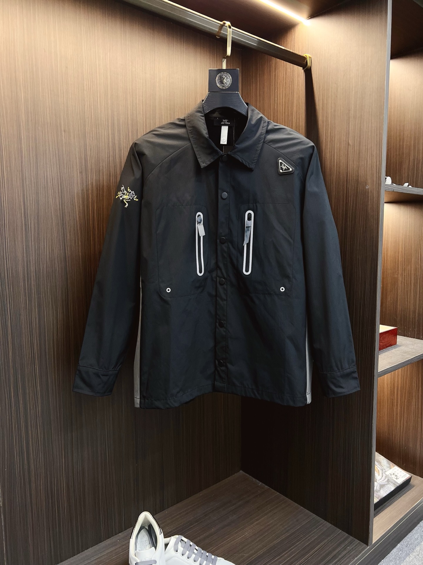 NO:549843,Archaeopteryx  2025 autumn and winter new product Z home blended composite three-dimensional pocket shirt jacket. Men's business casual lapel design jacket, imported custom fabrics, original hardware accessories, very soft, comfortable, breathable, imported technical fabrics, very textured, and the feel is different from nylon fiber. Light, soft and breathable nylon fabric, very soft and smooth, with a light and comfortable feeling on the upper body. Customized natural cow  Corner buckle, fitted slim fit, men's new high-tech fabric jacket, the king of fabrics, made of tear-resistant nylon fabric with unique texture and pleated effect, light texture, comfortable and breathable, fashionable and casual. The overall shape is more sophisticated, simple to wear but not boring, this is a versatile item suitable for year-round wear. It is both practical and fashionable, classic and versatile, and will never go out of style. It is worthy of Amway!  S—2XL,arc'teryx,jackets & coats,jackets & coats,shirts,alexander wang19860909始祖鸟 2025秋冬新品Z家混纺复合立体口袋衬衫夹克外套.男士商务休闲翻领设计外套夹克,客供进口定制面料,原厂五金配件,非常柔软、舒适、透气、进口的科技面料,非常具有质感,手感区别于尼龙纤维.轻薄柔软透气锦纶面料,非常非常软滑,上身轻盈的自在感.定制天然牛角扣,版型合体的修身款,男士新款高科技织物夹克,面料之王,选用纹理别致褶皱效果的抗撕裂尼龙面料、质地轻盈、舒适透气、偏时尚休闲.整体造型更为考究,穿着简单但不乏味,这是一款适合全年穿着的百搭单品.实用性时髦性兼具,经典百搭耐看,万年不过时,值得安利！S—2XL,arc'teryx,jackets & coats,jackets & coats,shirts,alexander wang,Men's clothing