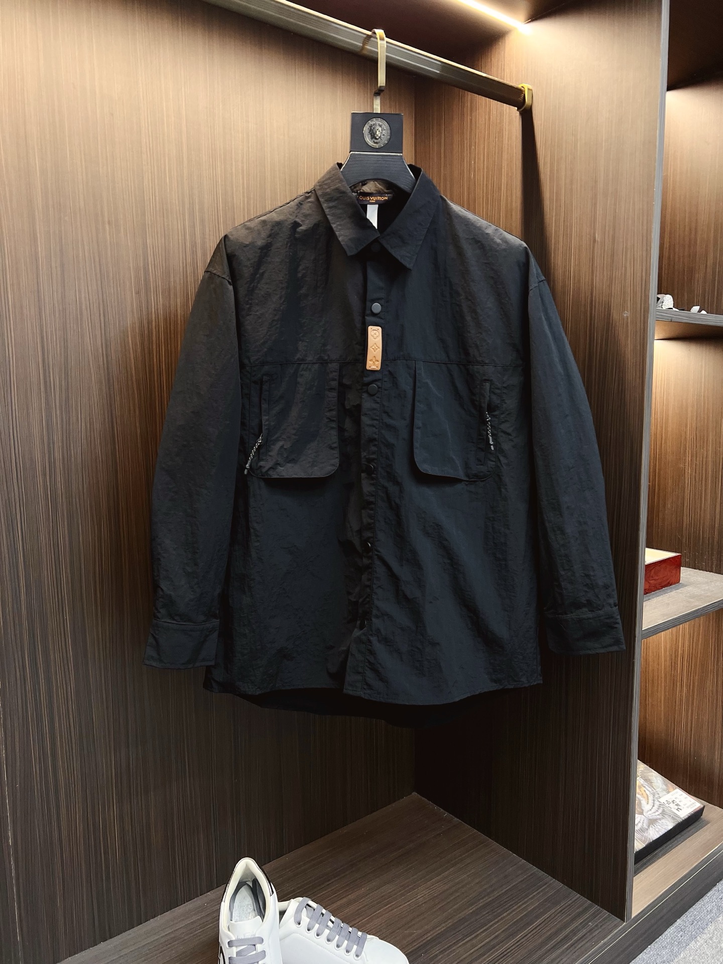 NO:549848,LV 2025 autumn and winter new Z home blend composite three-dimensional pocket shirt jacket jacket. Men's business casual lapel design jacket jacket, customer-supplied imported custom fabrics, original hardware accessories, very soft, comfortable, breathable, imported technology fabrics, very textured and different from nylon fiber. Light and soft breathable nylon fabric, very soft and smooth, with a light and comfortable feeling on the upper body. Customized natural horn buckles, a slim fit style for men's new high-tech fabric jacket, the king of fabrics, chooses tear-resistant nylon fabric with unique texture pleated effect, light texture, comfortable and breathable, fashionable and casual. The overall shape is more exquisite, simple but not boring, this is a versatile item suitable for wearing all year round. It is practical and fashionable, classic and versatile, and it is timeless for thousands of years, worthy of recommendation!  S—2XL, louis vuitton,jackets & coats,jackets & coats,shirts,alexander wang19860909LV 2025秋冬新品Z家混纺复合立体口袋衬衫夹克外套.男士商务休闲翻领设计外套夹克,客供进口定制面料,原厂五金配件,非常柔软、舒适、透气、进口的科技面料,非常具有质感,手感区别于尼龙纤维.轻薄柔软透气锦纶面料,非常非常软滑,上身轻盈的自在感.定制天然牛角扣,版型合体的修身款,男士新款高科技织物夹克,面料之王,选用纹理别致褶皱效果的抗撕裂尼龙面料、质地轻盈、舒适透气、偏时尚休闲.整体造型更为考究,穿着简单但不乏味,这是一款适合全年穿着的百搭单品.实用性时髦性兼具,经典百搭耐看,万年不过时,值得安利！S—2XL,,louis vuitton,jackets & coats,jackets & coats,shirts,alexander wang,Men's clothing