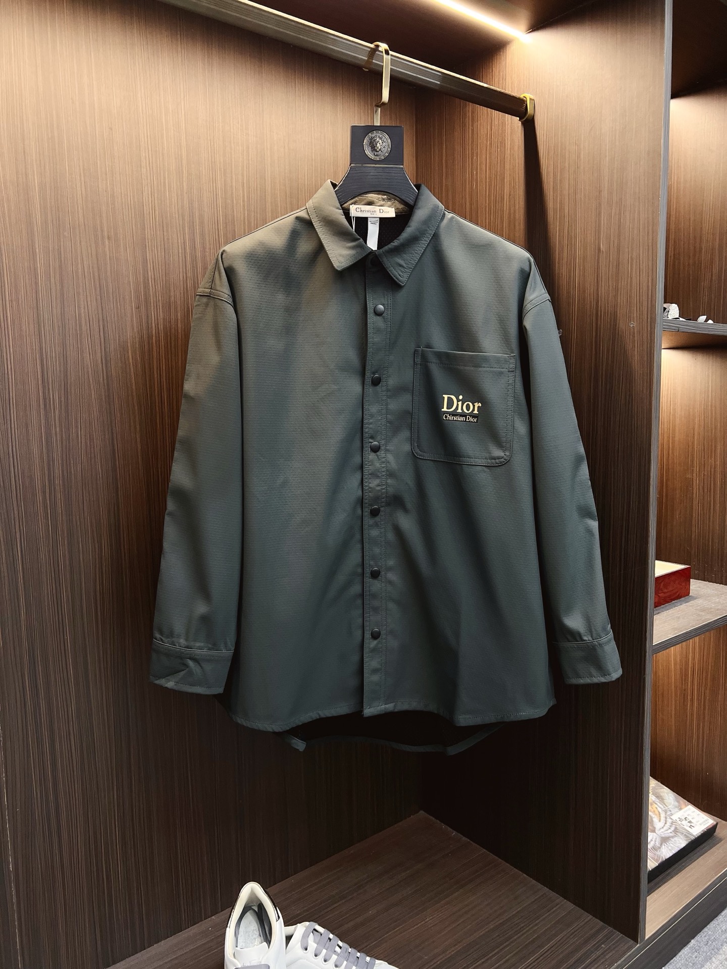 NO:549853,Dior Dior  2025 autumn and winter new product Z home blended composite three-dimensional pocket shirt jacket. Men's business casual lapel design jacket, imported custom fabrics, original hardware accessories, very soft, comfortable, breathable, imported technical fabrics, very textured, and the feel is different from nylon fiber. Light, soft and breathable nylon fabric, very soft and smooth, with a light and comfortable feeling on the upper body. Customized natural cow  Corner buckle, fitted slim fit, men's new high-tech fabric jacket, the king of fabrics, made of tear-resistant nylon fabric with unique texture and pleated effect, light texture, comfortable and breathable, fashionable and casual. The overall shape is more sophisticated, simple to wear but not boring, this is a versatile item suitable for year-round wear. It is both practical and fashionable, classic and versatile, and will never go out of style. It is worthy of Amway!  S—2XL,,dior,dior,jackets & coats,jackets & coats,shirts,alexander wang19860909Dior 迪奥 2025秋冬新品Z家混纺复合立体口袋衬衫夹克外套.男士商务休闲翻领设计外套夹克,客供进口定制面料,原厂五金配件,非常柔软、舒适、透气、进口的科技面料,非常具有质感,手感区别于尼龙纤维.轻薄柔软透气锦纶面料,非常非常软滑,上身轻盈的自在感.定制天然牛角扣,版型合体的修身款,男士新款高科技织物夹克,面料之王,选用纹理别致褶皱效果的抗撕裂尼龙面料、质地轻盈、舒适透气、偏时尚休闲.整体造型更为考究,穿着简单但不乏味,这是一款适合全年穿着的百搭单品.实用性时髦性兼具,经典百搭耐看,万年不过时,值得安利！S—2XL,,dior,dior,jackets & coats,jackets & coats,shirts,alexander wang,Men's clothing