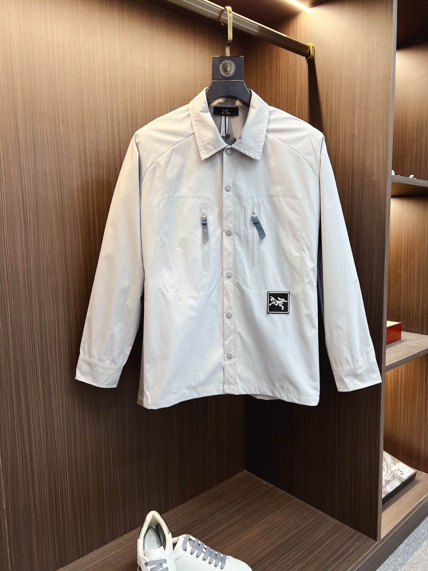 NO:549858,Archaeopteryx 2025 autumn and winter new Z home blend composite three-dimensional pocket shirt jacket jacket. Men's business casual lapel design jacket jacket, customer-supplied imported custom fabrics, original hardware accessories, very soft, comfortable, breathable, imported technology fabrics, very textured and different from nylon fiber. Light and soft breathable nylon fabric, very soft and smooth, with a light and comfortable feeling on the upper body. Customized natural horn buckles, a slim fit style for men's new high-tech fabric jacket, the king of fabrics, chooses tear-resistant nylon fabric with unique texture pleated effect, light texture, comfortable and breathable, fashionable and casual. The overall shape is more exquisite, simple but not boring, this is a versatile item suitable for wearing all year round. It is practical and fashionable, classic and versatile, and it is timeless for thousands of years, worthy of recommendation!  S—2XL,arc'teryx,jackets & coats,jackets & coats,shirts,alexander wang19860909始祖鸟 2025秋冬新品Z家混纺复合立体口袋衬衫夹克外套.男士商务休闲翻领设计外套夹克,客供进口定制面料,原厂五金配件,非常柔软、舒适、透气、进口的科技面料,非常具有质感,手感区别于尼龙纤维.轻薄柔软透气锦纶面料,非常非常软滑,上身轻盈的自在感.定制天然牛角扣,版型合体的修身款,男士新款高科技织物夹克,面料之王,选用纹理别致褶皱效果的抗撕裂尼龙面料、质地轻盈、舒适透气、偏时尚休闲.整体造型更为考究,穿着简单但不乏味,这是一款适合全年穿着的百搭单品.实用性时髦性兼具,经典百搭耐看,万年不过时,值得安利！S—2XL,arc'teryx,jackets & coats,jackets & coats,shirts,alexander wang,Men's clothing