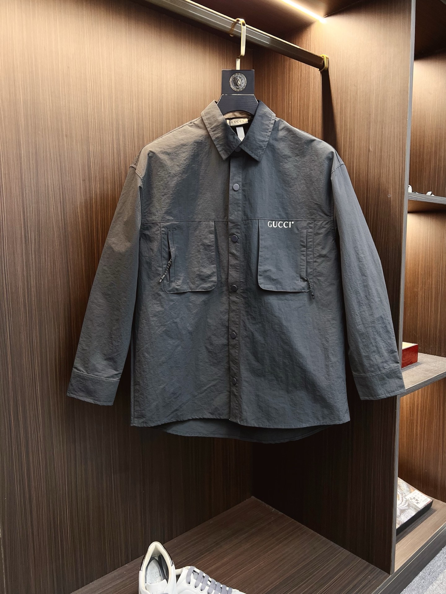 NO:549817,GUCCI 2025 autumn and winter new Z home blend composite three-dimensional pocket shirt jacket jacket. Men's business casual lapel design jacket jacket, customer-supplied imported custom fabrics, original hardware accessories, very soft, comfortable, breathable, imported technology fabrics, very textured and different from nylon fiber. Light and soft breathable nylon fabric, very soft and smooth, with a light and comfortable feeling on the upper body. Customized natural horn buckles, a slim fit style for men, a new high-tech fabric jacket for men, the king of fabrics, chooses tear-resistant nylon fabric with unique texture pleated effect, light texture, comfortable and breathable, fashionable and casual. The overall shape is more exquisite, simple but not boring, this is a versatile item suitable for wearing all year round. It is practical and fashionable, classic and versatile, and it is timeless for thousands of years, worthy of recommendation!  S—2XL, gucci,jackets & coats,jackets & coats,shirts,alexander wang19860909GUCCI 古奇 2025秋冬新品Z家混纺复合立体口袋衬衫夹克外套.男士商务休闲翻领设计外套夹克,客供进口定制面料,原厂五金配件,非常柔软、舒适、透气、进口的科技面料,非常具有质感,手感区别于尼龙纤维.轻薄柔软透气锦纶面料,非常非常软滑,上身轻盈的自在感.定制天然牛角扣,版型合体的修身款,男士新款高科技织物夹克,面料之王,选用纹理别致褶皱效果的抗撕裂尼龙面料、质地轻盈、舒适透气、偏时尚休闲.整体造型更为考究,穿着简单但不乏味,这是一款适合全年穿着的百搭单品.实用性时髦性兼具,经典百搭耐看,万年不过时,值得安利！S—2XL,,gucci,jackets & coats,jackets & coats,shirts,alexander wang,Men's clothing