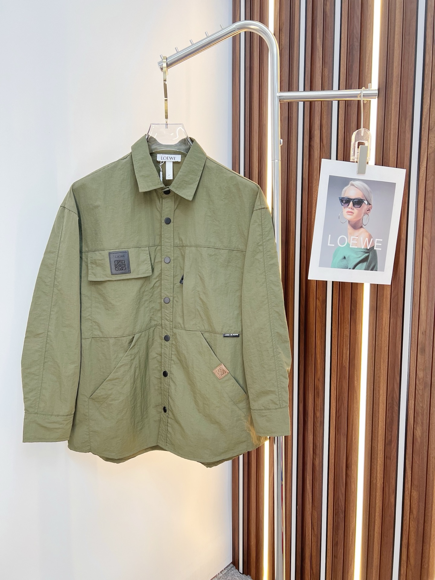 NO:526586,Luo Yiwei 2025 autumn and winter new Z home blend composite three-dimensional pocket shirt jacket jacket. Men's business casual lapel design jacket jacket, customer-supplied imported custom fabrics, original hardware accessories, very soft, comfortable, breathable, imported technology fabrics, very textured and different from nylon fiber. Light and soft breathable nylon fabric, very soft and smooth, with a light and comfortable feeling on the upper body. Customized natural horn buckles, a slim fit style for men's new high-tech fabric jacket, the king of fabrics, chooses tear-resistant nylon fabric with unique texture pleated effect, light texture, comfortable and breathable, fashionable and casual. The overall shape is more exquisite, simple but not boring, this is a versatile item suitable for wearing all year round. It is practical and fashionable, classic and versatile, and it is timeless for thousands of years, worthy of recommendation!  S--2XL, loewe, jackets & coats, jackets & coats,shirts,alexander wang19860909罗意威 2025秋冬新品Z家混纺复合立体口袋衬衫夹克外套.男士商务休闲翻领设计外套夹克,客供进口定制面料,原厂五金配件,非常柔软、舒适、透气、进口的科技面料,非常具有质感,手感区别于尼龙纤维.轻薄柔软透气锦纶面料,非常非常软滑,上身轻盈的自在感.定制天然牛角扣,版型合体的修身款,男士新款高科技织物夹克,面料之王,选用纹理别致褶皱效果的抗撕裂尼龙面料、质地轻盈、舒适透气、偏时尚休闲.整体造型更为考究,穿着简单但不乏味,这是一款适合全年穿着的百搭单品.实用性时髦性兼具,经典百搭耐看,万年不过时,值得安利！S--2XL,,loewe,jackets & coats,jackets & coats,shirts,alexander wang,Men's clothing