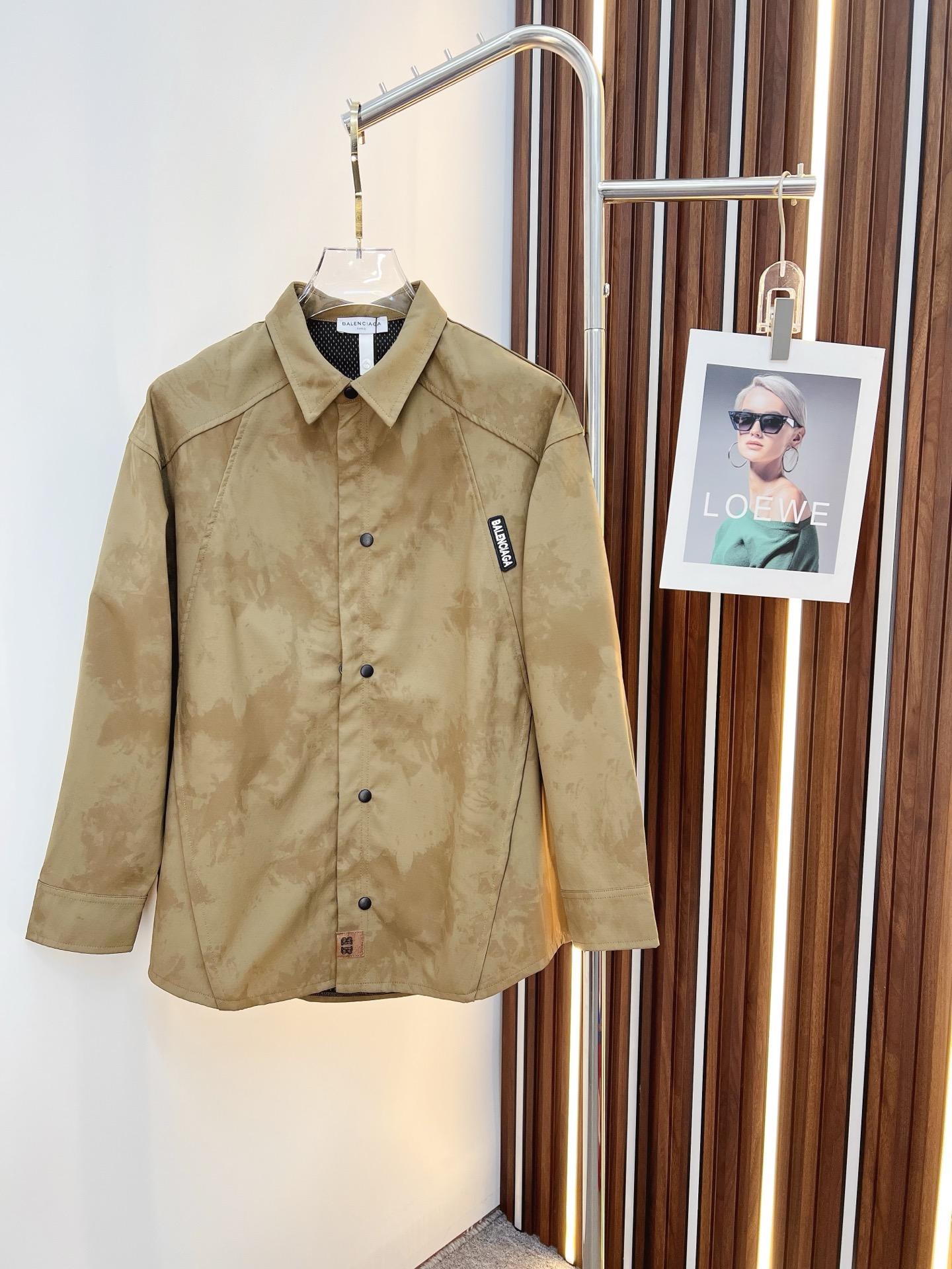 NO:526589,Balenciaga 2025 autumn and winter new Z home blend composite three-dimensional pocket shirt jacket jacket. Men's business casual lapel design jacket jacket, customer-supplied imported customized fabrics, original hardware accessories, very soft, comfortable, breathable, imported technology fabrics, very textured and different from nylon fiber. Light and soft breathable nylon fabric, very soft and smooth, with a light and comfortable feeling on the upper body. Customized natural horn buckles, a slim fit style for men's new high-tech fabric jacket, the king of fabrics, chooses tear-resistant nylon fabric with unique texture pleated effect, light texture, comfortable and breathable, fashionable and casual. The overall shape is more exquisite, simple but not boring, this is a versatile item suitable for wearing all year round. It is practical and fashionable, classic and versatile, and it is timeless for thousands of years, worthy of recommendation!  S—2XL, balenciaga, jackets & coats, jackets & coats,shirts,alexander wang19860909巴黎世家 2025秋冬新品Z家混纺复合立体口袋衬衫夹克外套.男士商务休闲翻领设计外套夹克,客供进口定制面料,原厂五金配件,非常柔软、舒适、透气、进口的科技面料,非常具有质感,手感区别于尼龙纤维.轻薄柔软透气锦纶面料,非常非常软滑,上身轻盈的自在感.定制天然牛角扣,版型合体的修身款,男士新款高科技织物夹克,面料之王,选用纹理别致褶皱效果的抗撕裂尼龙面料、质地轻盈、舒适透气、偏时尚休闲.整体造型更为考究,穿着简单但不乏味,这是一款适合全年穿着的百搭单品.实用性时髦性兼具,经典百搭耐看,万年不过时,值得安利！S—2XL,,balenciaga,jackets & coats,jackets & coats,shirts,alexander wang,Men's clothing