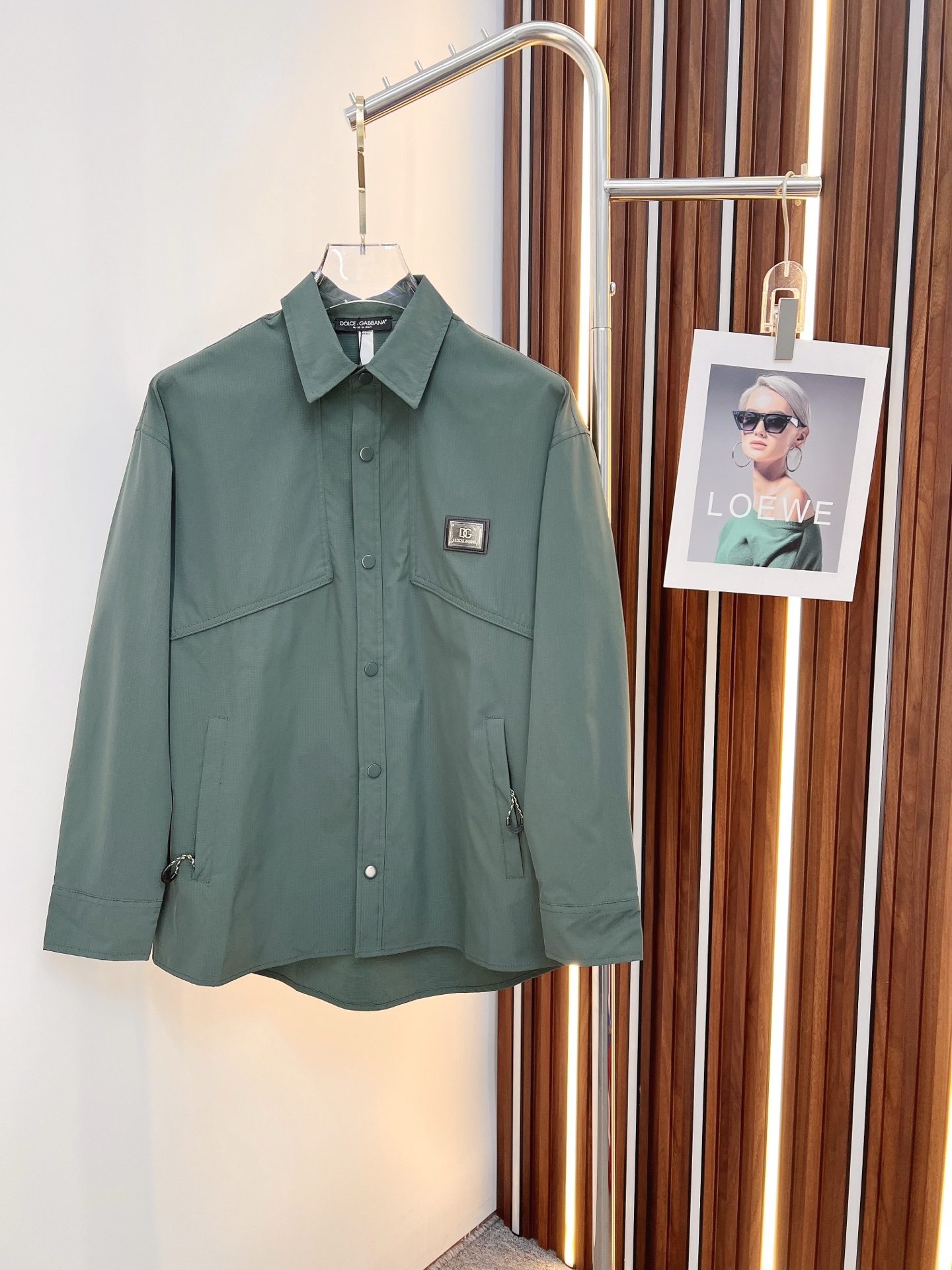 NO:526592,DG 2025 autumn and winter new Z home blend composite three-dimensional pocket shirt jacket jacket. Men's business casual lapel design jacket jacket, customer-supplied imported custom fabrics, original hardware accessories, very soft, comfortable, breathable, imported technology fabrics, very textured and different from nylon fiber. Light and soft breathable nylon fabric, very soft and smooth, with a light and comfortable feeling on the upper body. Customized natural horn buckles, a slim fit style for men's new high-tech fabric jacket, the king of fabrics, chooses tear-resistant nylon fabric with unique texture pleated effect, light texture, comfortable and breathable, fashionable and casual. The overall shape is more exquisite, simple but not boring, this is a versatile item suitable for wearing all year round. It is practical and fashionable, classic and versatile, and it is timeless for thousands of years, worthy of recommendation!  S—2XL,,jackets & coats,jackets & coats,shirts,alexander wang19860909DG 2025秋冬新品Z家混纺复合立体口袋衬衫夹克外套.男士商务休闲翻领设计外套夹克,客供进口定制面料,原厂五金配件,非常柔软、舒适、透气、进口的科技面料,非常具有质感,手感区别于尼龙纤维.轻薄柔软透气锦纶面料,非常非常软滑,上身轻盈的自在感.定制天然牛角扣,版型合体的修身款,男士新款高科技织物夹克,面料之王,选用纹理别致褶皱效果的抗撕裂尼龙面料、质地轻盈、舒适透气、偏时尚休闲.整体造型更为考究,穿着简单但不乏味,这是一款适合全年穿着的百搭单品.实用性时髦性兼具,经典百搭耐看,万年不过时,值得安利！S—2XL,,jackets & coats,jackets & coats,shirts,alexander wang,Men's clothing