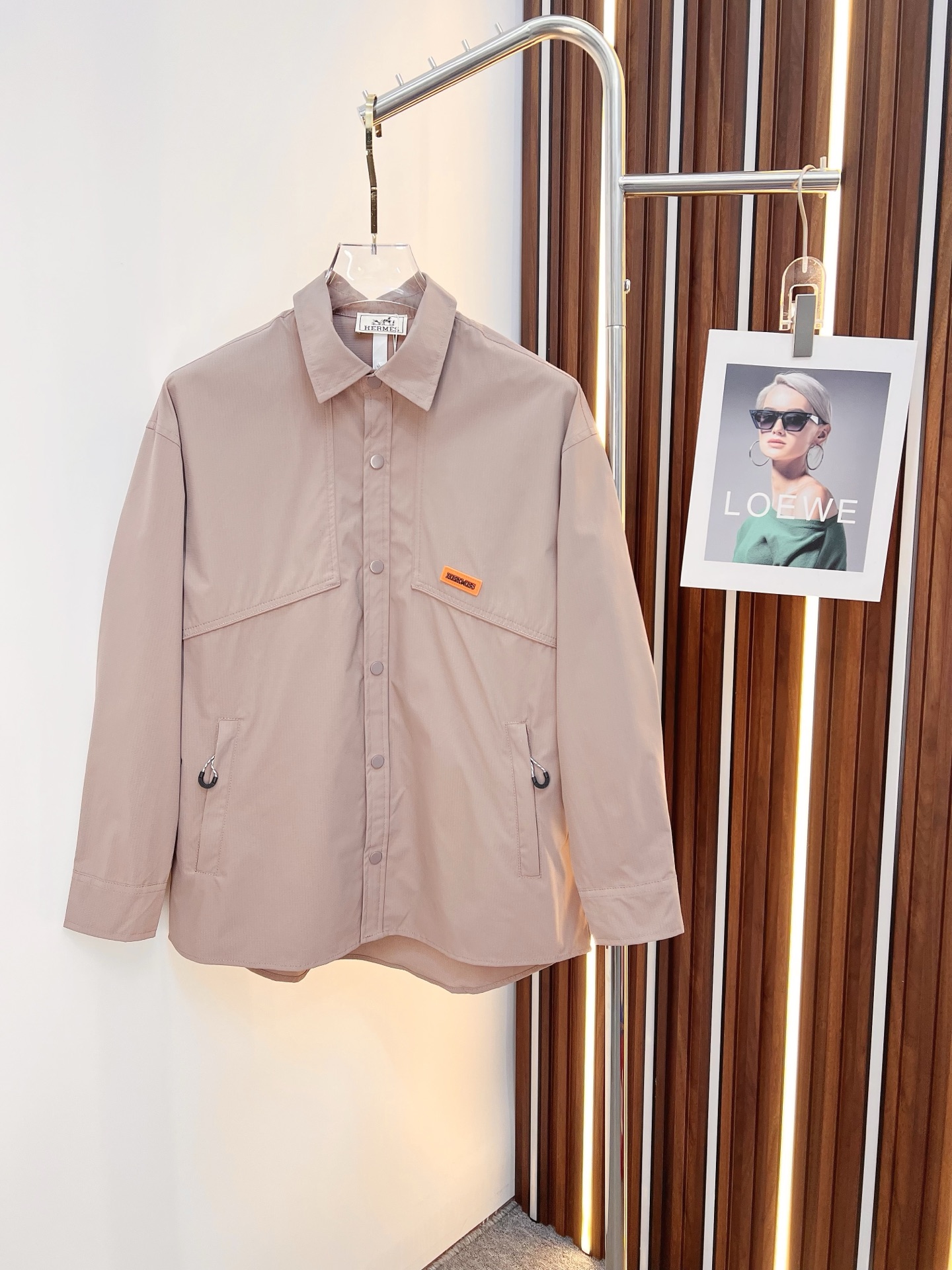 NO:526595,Hermes 2025 autumn and winter new Z home blend composite three-dimensional pocket shirt jacket jacket. Men's business casual lapel design jacket jacket, customer-supplied imported custom fabrics, original hardware accessories, very soft, comfortable, breathable, imported technology fabrics, very textured and different from nylon fiber. Light and soft breathable nylon fabric, very soft and smooth, with a light and comfortable feeling on the upper body. Customized natural horn buckles, a slim fit style for men's new high-tech fabric jacket, the king of fabrics, chooses tear-resistant nylon fabric with unique texture pleated effect, light texture, comfortable and breathable, fashionable and casual. The overall shape is more exquisite, simple but not boring, this is a versatile item suitable for wearing all year round. It is practical and fashionable, classic and versatile, and it is timeless for thousands of years, worthy of recommendation!  S—2XL, hermes, jackets & coats, jackets & coats,shirts,alexander wang19860909爱马仕 2025秋冬新品Z家混纺复合立体口袋衬衫夹克外套.男士商务休闲翻领设计外套夹克,客供进口定制面料,原厂五金配件,非常柔软、舒适、透气、进口的科技面料,非常具有质感,手感区别于尼龙纤维.轻薄柔软透气锦纶面料,非常非常软滑,上身轻盈的自在感.定制天然牛角扣,版型合体的修身款,男士新款高科技织物夹克,面料之王,选用纹理别致褶皱效果的抗撕裂尼龙面料、质地轻盈、舒适透气、偏时尚休闲.整体造型更为考究,穿着简单但不乏味,这是一款适合全年穿着的百搭单品.实用性时髦性兼具,经典百搭耐看,万年不过时,值得安利！S—2XL,,hermes,jackets & coats,jackets & coats,shirts,alexander wang,Men's clothing