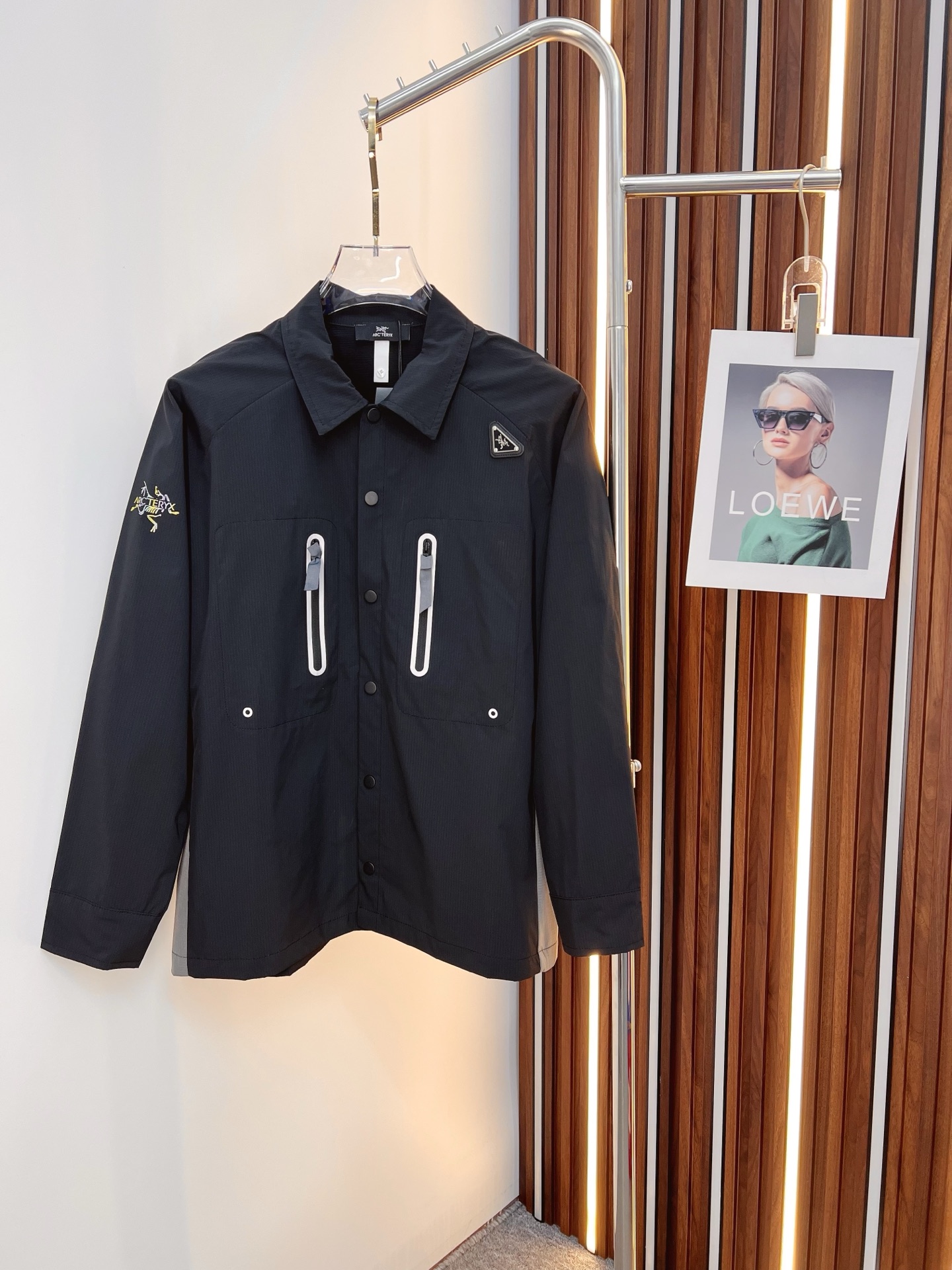 NO:526598,Archaeopteryx 2025 autumn and winter new Z home blend composite three-dimensional pocket shirt jacket jacket. Men's business casual lapel design jacket jacket, customer-supplied imported custom fabrics, original hardware accessories, very soft, comfortable, breathable, imported technology fabrics, very textured and different from nylon fiber. Light and soft breathable nylon fabric, very soft and smooth, with a light and comfortable feeling on the upper body. Customized natural horn buckles, a slim fit style for men's new high-tech fabric jacket, the king of fabrics, chooses tear-resistant nylon fabric with unique texture pleated effect, light texture, comfortable and breathable, fashionable and casual. The overall shape is more exquisite, simple but not boring, this is a versatile item suitable for wearing all year round. It is practical and fashionable, classic and versatile, and it is timeless for thousands of years, worthy of recommendation!  S—2XL,arc'teryx,jackets & coats,jackets & coats,shirts,alexander wang19860909始祖鸟 2025秋冬新品Z家混纺复合立体口袋衬衫夹克外套.男士商务休闲翻领设计外套夹克,客供进口定制面料,原厂五金配件,非常柔软、舒适、透气、进口的科技面料,非常具有质感,手感区别于尼龙纤维.轻薄柔软透气锦纶面料,非常非常软滑,上身轻盈的自在感.定制天然牛角扣,版型合体的修身款,男士新款高科技织物夹克,面料之王,选用纹理别致褶皱效果的抗撕裂尼龙面料、质地轻盈、舒适透气、偏时尚休闲.整体造型更为考究,穿着简单但不乏味,这是一款适合全年穿着的百搭单品.实用性时髦性兼具,经典百搭耐看,万年不过时,值得安利！S—2XL,arc'teryx,jackets & coats,jackets & coats,shirts,alexander wang,Men's clothing