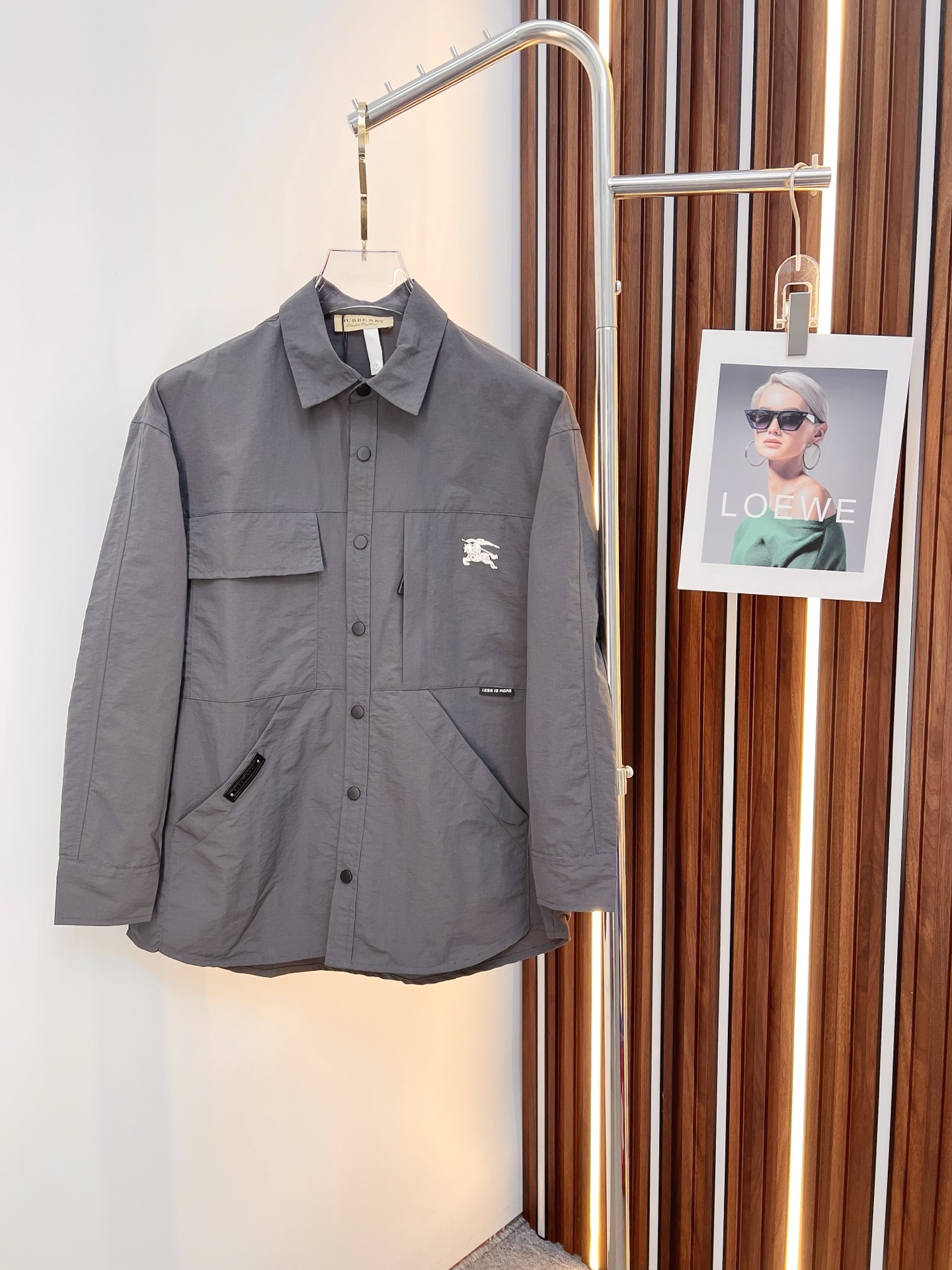 NO:526601,Burberry 2025 autumn and winter new Z home blend composite three-dimensional pocket shirt jacket jacket. Men's business casual lapel design jacket jacket, customer-supplied imported custom fabrics, original hardware accessories, very soft, comfortable, breathable, imported technology fabrics, very textured and different from nylon fiber. Light and soft breathable nylon fabric, very soft and smooth, with a light and comfortable feeling on the upper body. Customized natural horn buckles, a slim fit style for men's new high-tech fabric jacket, the king of fabrics, chooses tear-resistant nylon fabric with unique texture pleated effect, light texture, comfortable and breathable, fashionable and casual. The overall shape is more exquisite, simple but not boring, this is a versatile item suitable for wearing all year round. It is practical and fashionable, classic and versatile, and it is timeless for thousands of years, worthy of recommendation!  S-2XL, burberry, burberry, jackets & coats, jackets & coats, shirts, alexander wang19860909Burberry 巴宝莉 2025秋冬新品Z家混纺复合立体口袋衬衫夹克外套.男士商务休闲翻领设计外套夹克,客供进口定制面料,原厂五金配件,非常柔软、舒适、透气、进口的科技面料,非常具有质感,手感区别于尼龙纤维.轻薄柔软透气锦纶面料,非常非常软滑,上身轻盈的自在感.定制天然牛角扣,版型合体的修身款,男士新款高科技织物夹克,面料之王,选用纹理别致褶皱效果的抗撕裂尼龙面料、质地轻盈、舒适透气、偏时尚休闲.整体造型更为考究,穿着简单但不乏味,这是一款适合全年穿着的百搭单品.实用性时髦性兼具,经典百搭耐看,万年不过时,值得安利！S—2XL,,burberry,burberry,jackets & coats,jackets & coats,shirts,alexander wang,Men's clothing