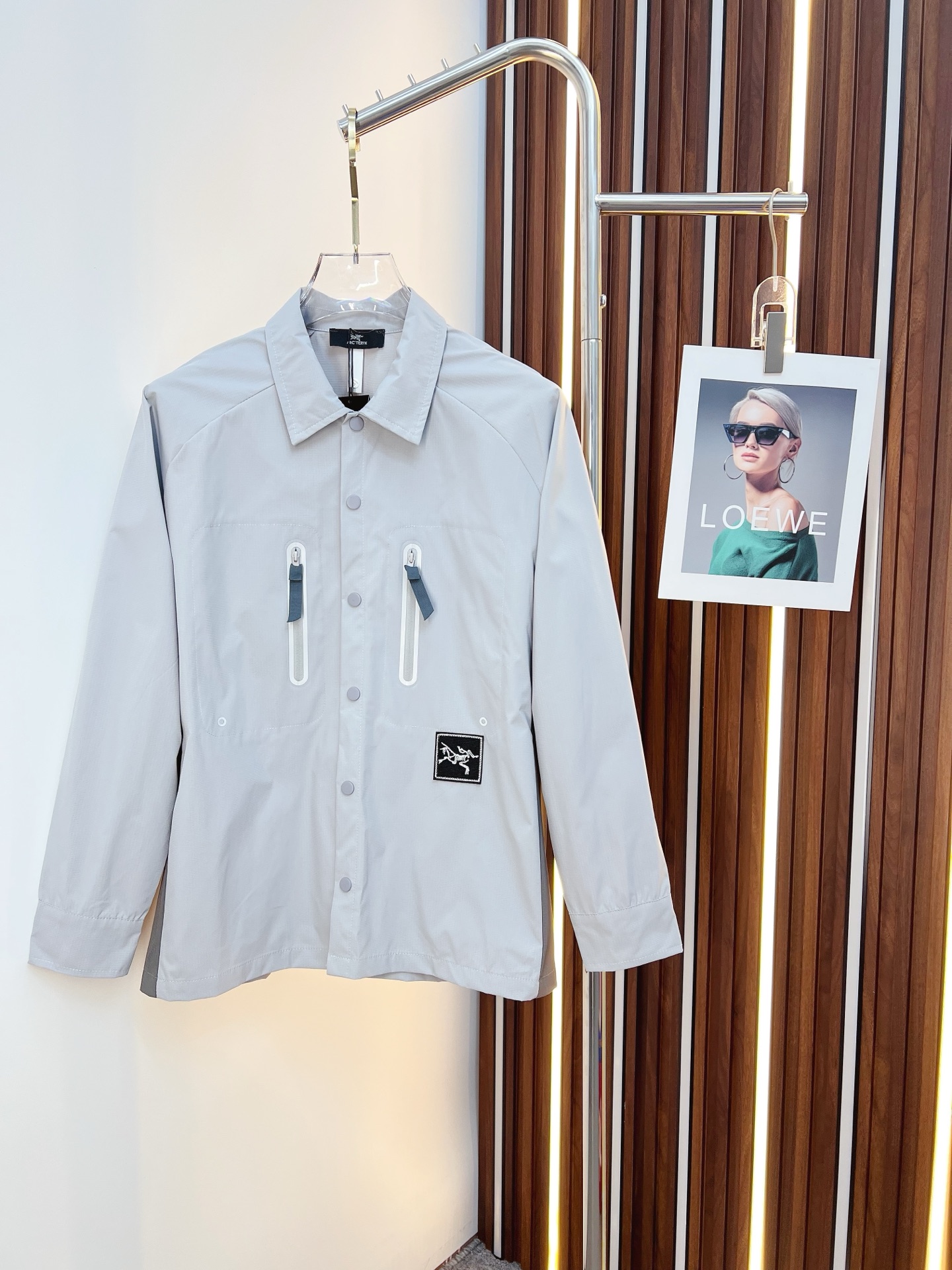 NO:526575,Archaeopteryx 2025 autumn and winter new Z home blend composite three-dimensional pocket shirt jacket jacket. Men's business casual lapel design jacket jacket, customer-supplied imported custom fabrics, original hardware accessories, very soft, comfortable, breathable, imported technology fabrics, very textured and different from nylon fiber. Light and soft breathable nylon fabric, very soft and smooth, with a light and comfortable feeling on the upper body. Customized natural horn buckles, a slim fit style for men's new high-tech fabric jacket, the king of fabrics, chooses tear-resistant nylon fabric with unique texture pleated effect, light texture, comfortable and breathable, fashionable and casual. The overall shape is more exquisite, simple but not boring, this is a versatile item suitable for wearing all year round. It is practical and fashionable, classic and versatile, and it is timeless for thousands of years, worthy of recommendation!  S—2XL,arc'teryx,jackets & coats,jackets & coats,shirts,alexander wang19860909始祖鸟 2025秋冬新品Z家混纺复合立体口袋衬衫夹克外套.男士商务休闲翻领设计外套夹克,客供进口定制面料,原厂五金配件,非常柔软、舒适、透气、进口的科技面料,非常具有质感,手感区别于尼龙纤维.轻薄柔软透气锦纶面料,非常非常软滑,上身轻盈的自在感.定制天然牛角扣,版型合体的修身款,男士新款高科技织物夹克,面料之王,选用纹理别致褶皱效果的抗撕裂尼龙面料、质地轻盈、舒适透气、偏时尚休闲.整体造型更为考究,穿着简单但不乏味,这是一款适合全年穿着的百搭单品.实用性时髦性兼具,经典百搭耐看,万年不过时,值得安利！S—2XL,arc'teryx,jackets & coats,jackets & coats,shirts,alexander wang,Men's clothing