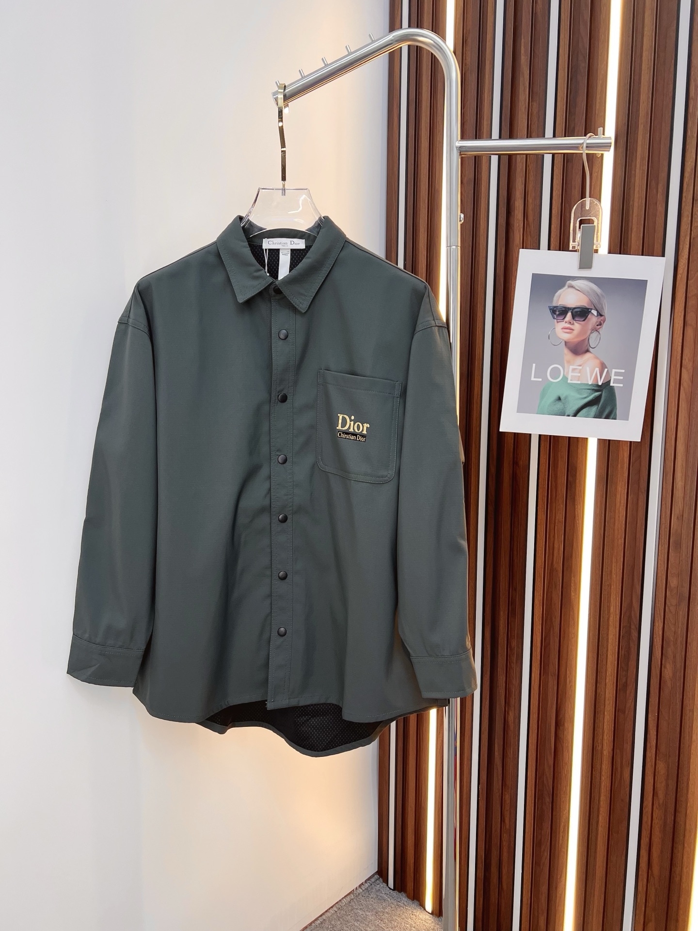 NO:526578,Dior 2025 autumn and winter new Z home blend composite three-dimensional pocket shirt jacket jacket. Men's business casual lapel design jacket jacket, customer-supplied imported custom fabrics, original hardware accessories, very soft, comfortable, breathable, imported technology fabrics, very textured and different from nylon fiber. Light and soft breathable nylon fabric, very soft and smooth, with a light and comfortable feeling on the upper body. Customized natural horn buckles, a slim fit style for men's new high-tech fabric jacket, the king of fabrics, chooses tear-resistant nylon fabric with unique texture pleated effect, light texture, comfortable and breathable, fashionable and casual. The overall shape is more exquisite, simple but not boring, this is a versatile item suitable for wearing all year round. It is practical and fashionable, classic and versatile, and it is timeless for thousands of years, worthy of recommendation!  S—2XL,,dior,dior,jackets & coats,jackets & coats,shirts,alexander wang19860909Dior 迪奥 2025秋冬新品Z家混纺复合立体口袋衬衫夹克外套.男士商务休闲翻领设计外套夹克,客供进口定制面料,原厂五金配件,非常柔软、舒适、透气、进口的科技面料,非常具有质感,手感区别于尼龙纤维.轻薄柔软透气锦纶面料,非常非常软滑,上身轻盈的自在感.定制天然牛角扣,版型合体的修身款,男士新款高科技织物夹克,面料之王,选用纹理别致褶皱效果的抗撕裂尼龙面料、质地轻盈、舒适透气、偏时尚休闲.整体造型更为考究,穿着简单但不乏味,这是一款适合全年穿着的百搭单品.实用性时髦性兼具,经典百搭耐看,万年不过时,值得安利！S—2XL,,dior,dior,jackets & coats,jackets & coats,shirts,alexander wang,Men's clothing