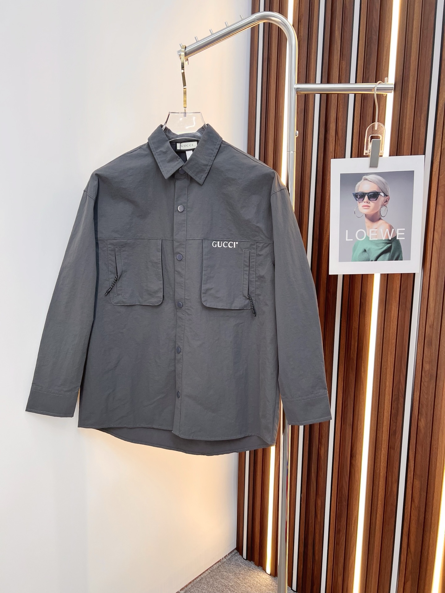 NO:526584,GUCCI 2025 autumn and winter new Z home blend composite three-dimensional pocket shirt jacket jacket. Men's business casual lapel design jacket jacket, customer-supplied imported custom fabrics, original hardware accessories, very soft, comfortable, breathable, imported technology fabrics, very textured and different from nylon fiber. Light and soft breathable nylon fabric, very soft and smooth, with a light and comfortable feeling on the upper body. Customized natural horn buckles, a slim fit style for men, a new high-tech fabric jacket for men, the king of fabrics, chooses tear-resistant nylon fabric with unique texture pleated effect, light texture, comfortable and breathable, fashionable and casual. The overall shape is more exquisite, simple but not boring, this is a versatile item suitable for wearing all year round. It is practical and fashionable, classic and versatile, and it is timeless for thousands of years, worthy of recommendation!  S—2XL, gucci,jackets & coats,jackets & coats,shirts,alexander wang19860909GUCCI 古奇 2025秋冬新品Z家混纺复合立体口袋衬衫夹克外套.男士商务休闲翻领设计外套夹克,客供进口定制面料,原厂五金配件,非常柔软、舒适、透气、进口的科技面料,非常具有质感,手感区别于尼龙纤维.轻薄柔软透气锦纶面料,非常非常软滑,上身轻盈的自在感.定制天然牛角扣,版型合体的修身款,男士新款高科技织物夹克,面料之王,选用纹理别致褶皱效果的抗撕裂尼龙面料、质地轻盈、舒适透气、偏时尚休闲.整体造型更为考究,穿着简单但不乏味,这是一款适合全年穿着的百搭单品.实用性时髦性兼具,经典百搭耐看,万年不过时,值得安利！S—2XL,,gucci,jackets & coats,jackets & coats,shirts,alexander wang,Men's clothing