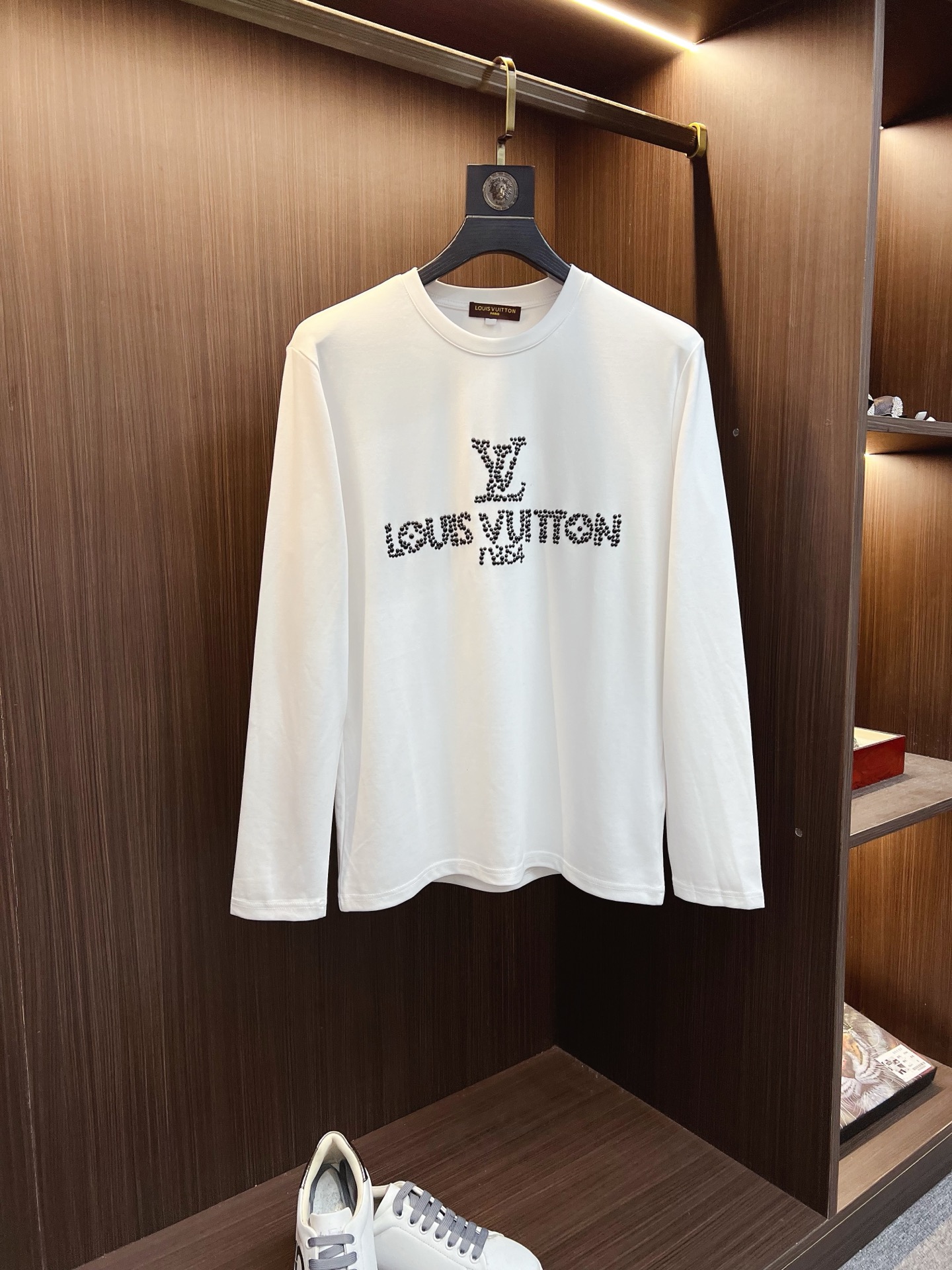 NO:573942,LV 2025 autumn and winter new design round neck long-sleeved T-shirt official website synchronization!  This T-shirt combines minimalist design and exquisite details. The oversize trim is reminiscent of Tyrolean dress details, calling for modern ideas, creating a different conceptual pattern, and injecting rich connotation into the traditional cotton T-shirt. The LOGO on the front graphic webbing is unique and shows the brand's nobility. It highlights the style of a big brand, sets off the minimalist design style, and reveals the elegance at a glance!  As a brand that pursues design and tailoring techniques, the materials used will never disappoint!  The body of this shirt is made of Solona cotton blended gram fabric, which is noble and exquisite. The cotton surface is full, soft and skin-friendly. In short, such a classic style is a must-have for autumn and winter!  M-4XL,,louis vuitton,versace,tees,t-shirt,alexander wang19860909LV 2025秋冬 新款设计感圆领长袖T恤 官网同步！这款T恤极简主义设计和精美细节于一身.Oversize饰边引人联想蒂罗尔着装细节,召唤摩登新意,造就不同以往的概念化图案,为传统棉质T恤注入丰盈内涵.前幅图形织带车出的LOGO,别具一番特色,更显品牌尊贵 彰显大牌风范,衬托出了极简主义的设计风格,把优雅风展露的一览无余！ 作为一个追求设计感和裁剪工艺的品牌,用料永远不会让人失望！本款衫身采用索洛纳棉混纺 克面料,高贵精致,布面棉质饱满柔软亲肤 总之这么经典的款,秋冬必备！M-4XL,,louis vuitton,versace,tees，t-shirt,alexander wang,Men's clothing