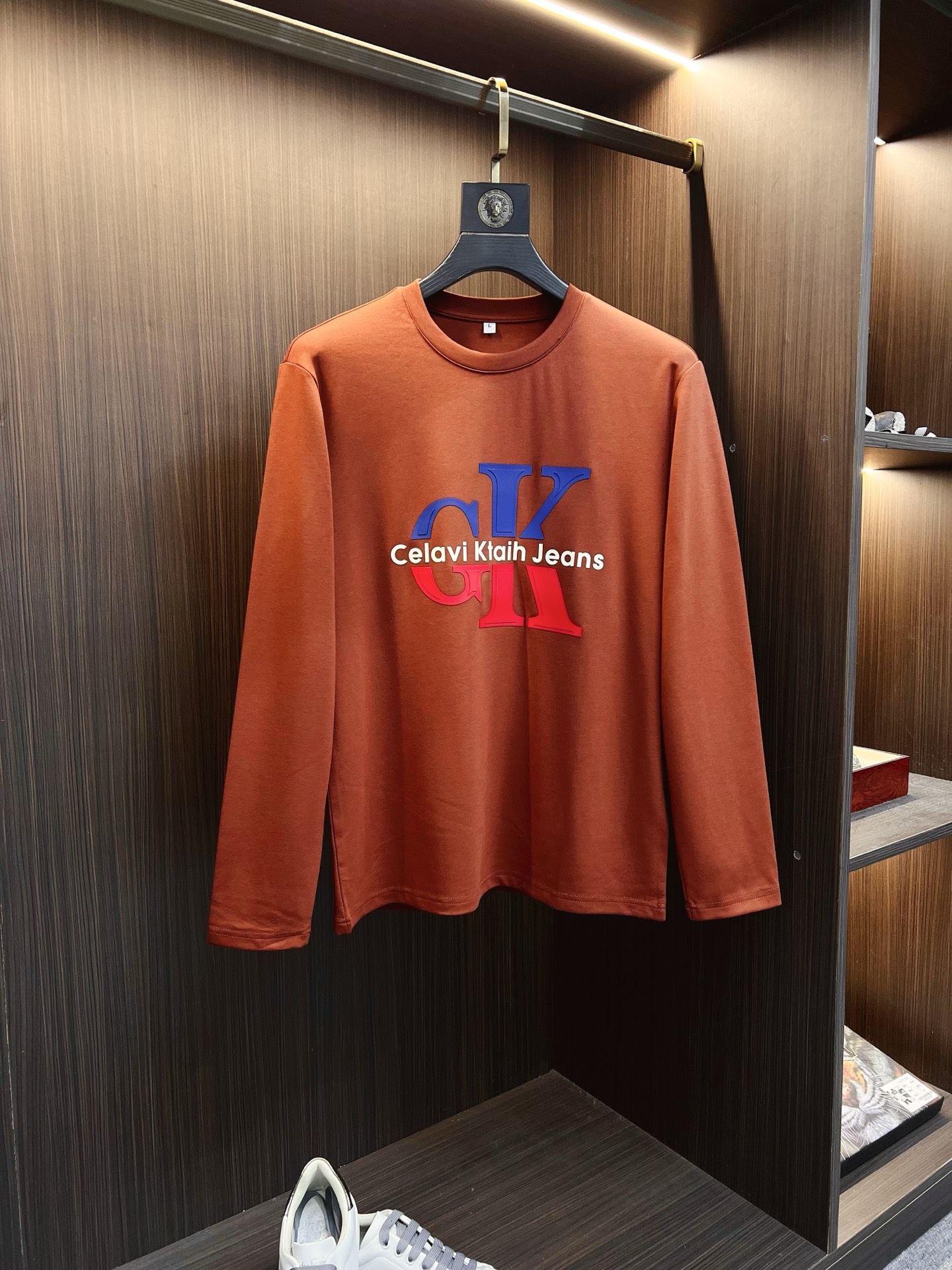 NO:573944,CK 2025 autumn and winter new design round neck long-sleeved T-shirt official website synchronization!  This T-shirt combines minimalist design and exquisite details. The oversize trim is reminiscent of Tyrolean dress details, calling for modern ideas, creating a different conceptual pattern, and injecting rich connotations into traditional cotton T-shirts. The LOGO on the front graphic webbing is unique and shows the brand's nobility. It highlights the style of a big brand, sets off the minimalist design style, and reveals the elegance at a glance!  As a brand that pursues design and tailoring techniques, the materials used will never disappoint!  The body of this shirt is made of Solona cotton blended gram fabric, which is noble and exquisite. The cotton surface is full, soft and skin-friendly. In short, such a classic style is a must-have for autumn and winter!  M-4XL,,versace,tees,t-shirt,alexander wang19860909CK 2025秋冬 新款设计感圆领长袖T恤 官网同步！这款T恤极简主义设计和精美细节于一身.Oversize饰边引人联想蒂罗尔着装细节,召唤摩登新意,造就不同以往的概念化图案,为传统棉质T恤注入丰盈内涵.前幅图形织带车出的LOGO,别具一番特色,更显品牌尊贵 彰显大牌风范,衬托出了极简主义的设计风格,把优雅风展露的一览无余！ 作为一个追求设计感和裁剪工艺的品牌,用料永远不会让人失望！本款衫身采用索洛纳棉混纺 克面料,高贵精致,布面棉质饱满柔软亲肤 总之这么经典的款,秋冬必备！M-4XL,,versace,tees，t-shirt,alexander wang,Men's clothing