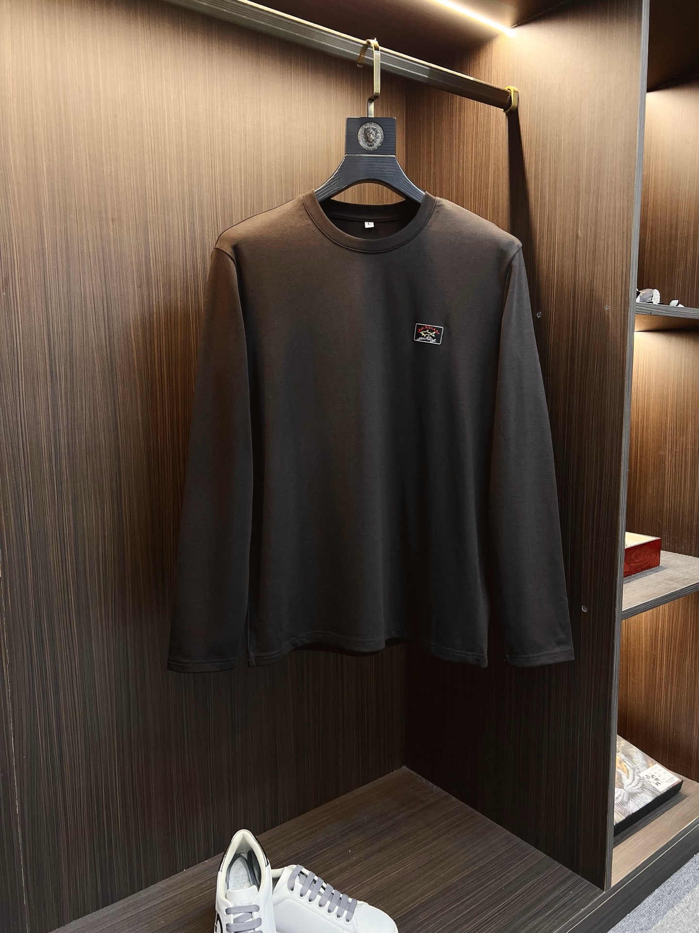 NO:573946,Shark 2025 autumn and winter new design round neck long-sleeved T-shirt official website synchronized!  This T-shirt combines minimalist design and exquisite details. The oversize trim is reminiscent of Tyrolean dress details, calling for modern ideas, creating a different conceptual pattern, and injecting rich connotations into traditional cotton T-shirts. The LOGO on the front graphic webbing is unique and shows the brand's nobility. It highlights the style of a big brand, sets off the minimalist design style, and reveals the elegance at a glance!  As a brand that pursues design and tailoring techniques, the materials used will never disappoint!  The body of this shirt is made of Solona cotton blended gram fabric, which is noble and exquisite. The cotton surface is full, soft and skin-friendly. In short, such a classic style is a must-have for autumn and winter!  M-4XL,,versace,tees,t-shirt,alexander wang19860909鲨鱼 2025秋冬 新款设计感圆领长袖T恤 官网同步！这款T恤极简主义设计和精美细节于一身.Oversize饰边引人联想蒂罗尔着装细节,召唤摩登新意,造就不同以往的概念化图案,为传统棉质T恤注入丰盈内涵.前幅图形织带车出的LOGO,别具一番特色,更显品牌尊贵 彰显大牌风范,衬托出了极简主义的设计风格,把优雅风展露的一览无余！ 作为一个追求设计感和裁剪工艺的品牌,用料永远不会让人失望！本款衫身采用索洛纳棉混纺 克面料,高贵精致,布面棉质饱满柔软亲肤 总之这么经典的款,秋冬必备！M-4XL,,versace,tees，t-shirt,alexander wang,Men's clothing