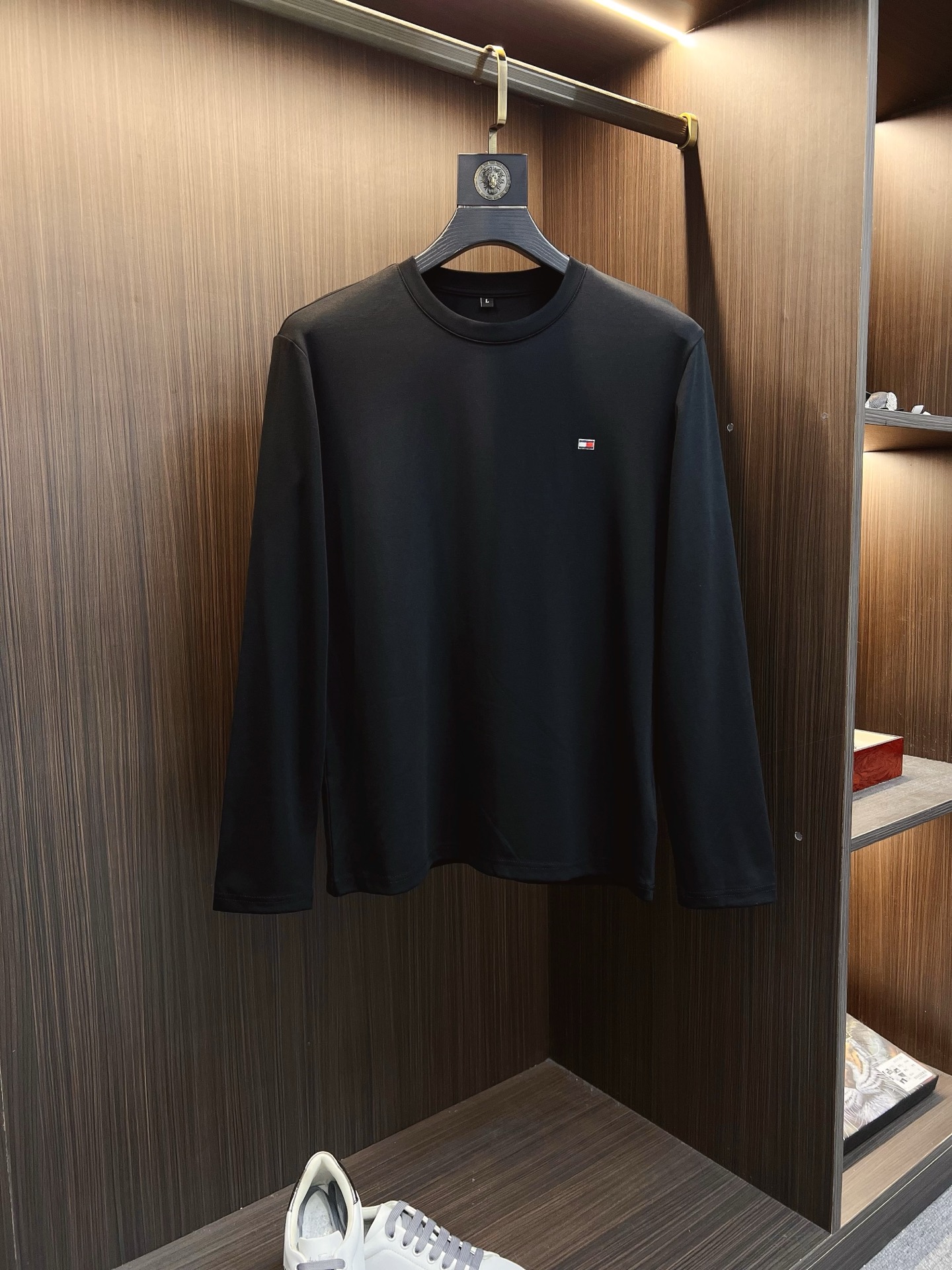 NO:573948,TOMMY Tommy 2025 autumn and winter new design round neck long-sleeved T-shirt official website synchronization!  This T-shirt combines minimalist design and exquisite details. The oversize trim is reminiscent of Tyrolean dress details, calling for modern ideas, creating a different conceptual pattern, and injecting rich connotations into traditional cotton T-shirts. The LOGO on the front graphic webbing is unique and shows the brand's nobility. It highlights the style of a big brand, sets off the minimalist design style, and reveals the elegance at a glance!  As a brand that pursues design and tailoring techniques, the materials used will never disappoint!  The body of this shirt is made of Solona cotton blended gram fabric, which is noble and exquisite. The cotton surface is full, soft and skin-friendly. In short, such a classic style is a must-have for autumn and winter!  M-4XL,,tom ford,versace,tees,t-shirt,alexander wang19860909TOMMY 汤米 2025秋冬 新款设计感圆领长袖T恤 官网同步！这款T恤极简主义设计和精美细节于一身.Oversize饰边引人联想蒂罗尔着装细节,召唤摩登新意,造就不同以往的概念化图案,为传统棉质T恤注入丰盈内涵.前幅图形织带车出的LOGO,别具一番特色,更显品牌尊贵 彰显大牌风范,衬托出了极简主义的设计风格,把优雅风展露的一览无余！ 作为一个追求设计感和裁剪工艺的品牌,用料永远不会让人失望！本款衫身采用索洛纳棉混纺 克面料,高贵精致,布面棉质饱满柔软亲肤 总之这么经典的款,秋冬必备！M-4XL,,tom ford,versace,tees，t-shirt,alexander wang,Men's clothing