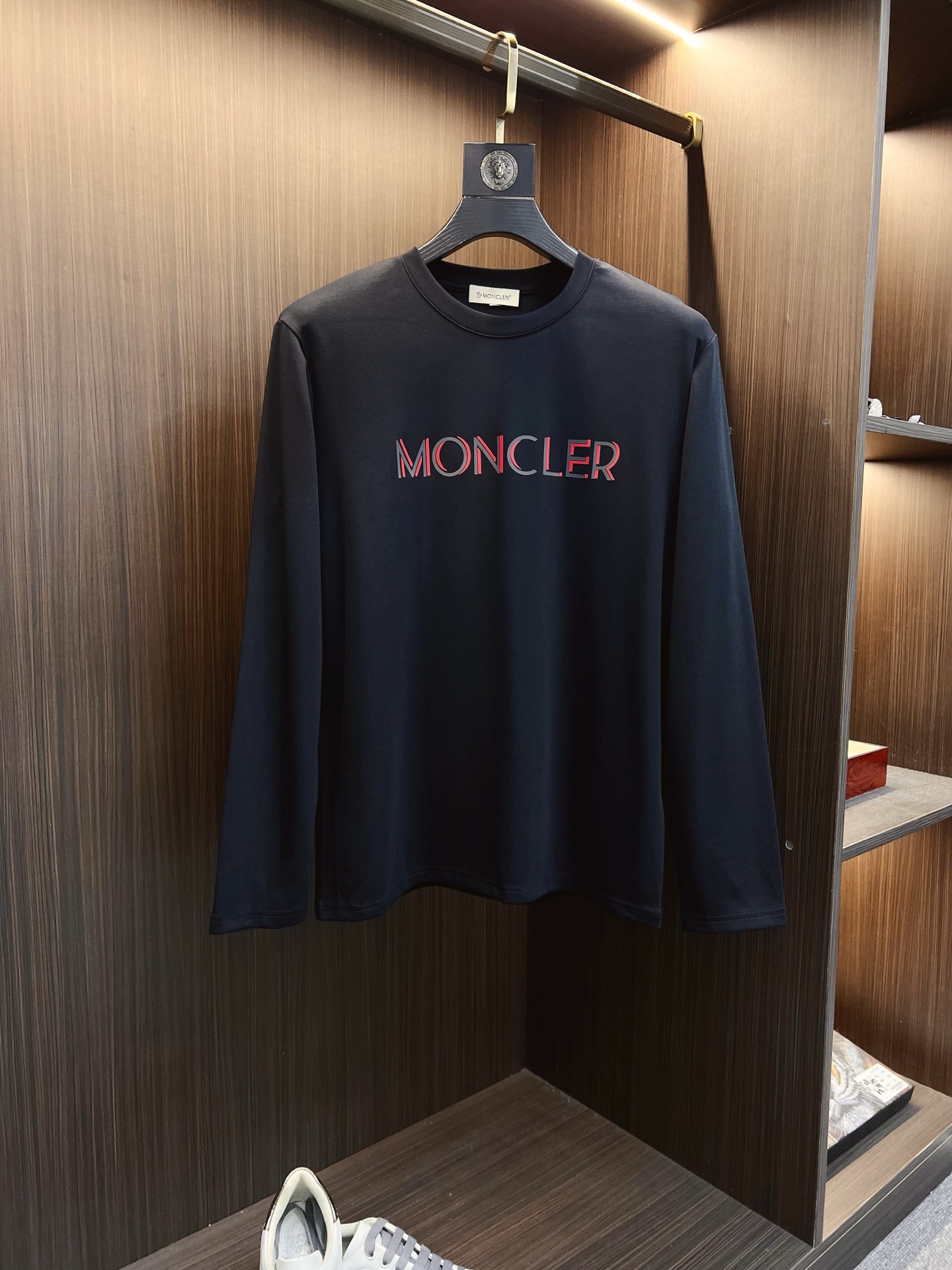 NO:573950,Meng Mouth 2025 autumn and winter new design round neck long-sleeved T-shirt official website synchronized!  This T-shirt combines minimalist design and exquisite details. The oversize trim is reminiscent of Tyrolean dress details, calling for modern ideas, creating a different conceptual pattern, and injecting rich connotation into the traditional cotton T-shirt. The LOGO on the front graphic webbing is unique and shows the brand's nobility. It highlights the style of a big brand, sets off the minimalist design style, and reveals the elegance at a glance!  As a brand that pursues design and tailoring techniques, the materials used will never disappoint!  The body of this shirt is made of Solona cotton blended gram fabric, which is noble and exquisite. The cotton surface is full, soft and skin-friendly. In short, such a classic style is a must-have for autumn and winter!  M-4XL,,versace,Moncler,tees,t-shirt,alexander wang19860909蒙口 2025秋冬 新款设计感圆领长袖T恤 官网同步！这款T恤极简主义设计和精美细节于一身.Oversize饰边引人联想蒂罗尔着装细节,召唤摩登新意,造就不同以往的概念化图案,为传统棉质T恤注入丰盈内涵.前幅图形织带车出的LOGO,别具一番特色,更显品牌尊贵 彰显大牌风范,衬托出了极简主义的设计风格,把优雅风展露的一览无余！ 作为一个追求设计感和裁剪工艺的品牌,用料永远不会让人失望！本款衫身采用索洛纳棉混纺 克面料,高贵精致,布面棉质饱满柔软亲肤 总之这么经典的款,秋冬必备！M-4XL,,versace,Moncler,tees，t-shirt,alexander wang,Men's clothing