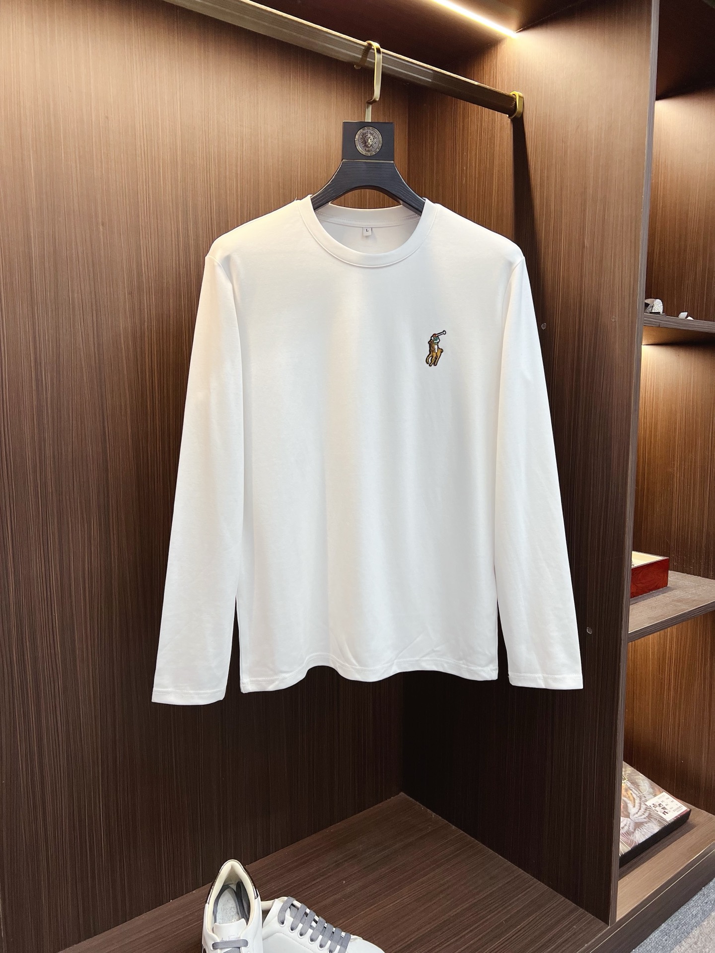 NO:573954,POLO Paul 2025 autumn and winter new design round neck long-sleeved T-shirt official website synchronization!  This T-shirt combines minimalist design and exquisite details. The oversize trim is reminiscent of Tyrolean dress details, calling for modern ideas, creating a different conceptual pattern, and injecting rich connotation into the traditional cotton T-shirt. The LOGO on the front graphic webbing is unique and shows the brand's nobility. It highlights the style of a big brand, sets off the minimalist design style, and reveals the elegance at a glance!  As a brand that pursues design and tailoring techniques, the materials used will never disappoint!  The body of this shirt is made of Solona cotton blended gram fabric, which is noble and exquisite. The cotton surface is full, soft and skin-friendly. In short, such a classic style is a must-have for autumn and winter!  M-4XL,,versace,tees,t-shirt,alexander wang19860909POLO 保罗 2025秋冬 新款设计感圆领长袖T恤 官网同步！这款T恤极简主义设计和精美细节于一身.Oversize饰边引人联想蒂罗尔着装细节,召唤摩登新意,造就不同以往的概念化图案,为传统棉质T恤注入丰盈内涵.前幅图形织带车出的LOGO,别具一番特色,更显品牌尊贵 彰显大牌风范,衬托出了极简主义的设计风格,把优雅风展露的一览无余！ 作为一个追求设计感和裁剪工艺的品牌,用料永远不会让人失望！本款衫身采用索洛纳棉混纺 克面料,高贵精致,布面棉质饱满柔软亲肤 总之这么经典的款,秋冬必备！M-4XL,,versace,tees，t-shirt,alexander wang,Men's clothing