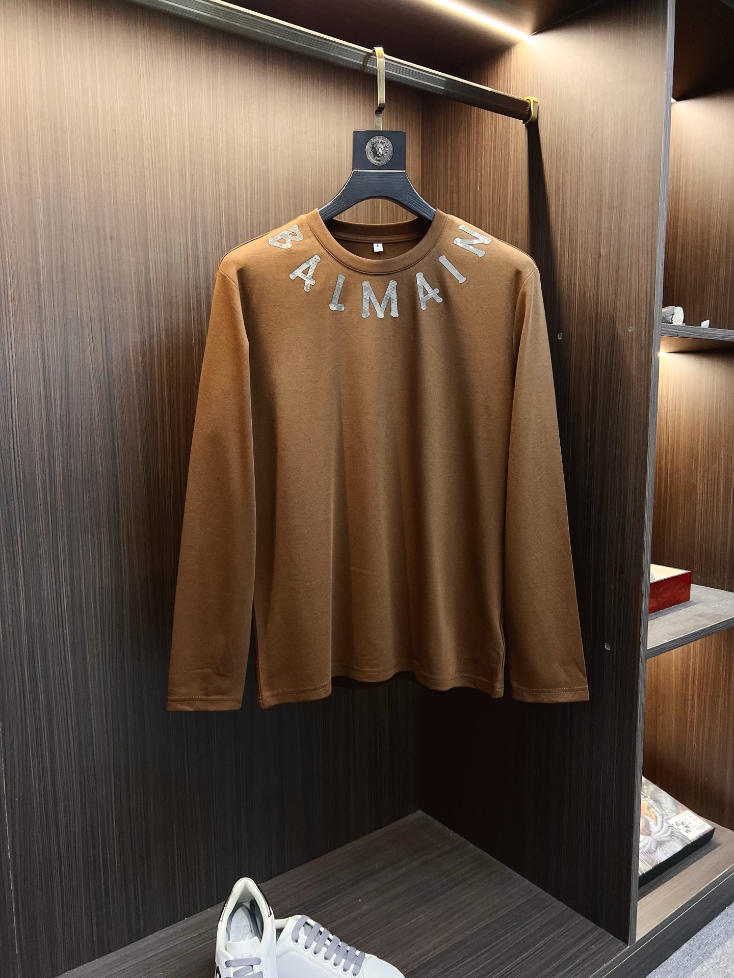 NO:573956,Balmain 2025 autumn and winter new design round neck long-sleeved T-shirt official website synchronization!  This T-shirt combines minimalist design and exquisite details. The oversize trim is reminiscent of Tyrolean dress details, calling for modern ideas, creating a different conceptual pattern, and injecting rich connotation into the traditional cotton T-shirt. The LOGO on the front graphic webbing is unique and shows the brand's nobility. It highlights the style of a big brand, sets off the minimalist design style, and reveals the elegance at a glance!  As a brand that pursues design and tailoring techniques, the materials used will never disappoint!  The body of this shirt is made of Solona cotton blended gram fabric, which is noble and exquisite. The cotton surface is full, soft and skin-friendly. In short, such a classic style is a must-have for autumn and winter!  M-4XL,,balmain,versace,tees,t-shirt,alexander wang19860909巴尔曼 2025秋冬 新款设计感圆领长袖T恤 官网同步！这款T恤极简主义设计和精美细节于一身.Oversize饰边引人联想蒂罗尔着装细节,召唤摩登新意,造就不同以往的概念化图案,为传统棉质T恤注入丰盈内涵.前幅图形织带车出的LOGO,别具一番特色,更显品牌尊贵 彰显大牌风范,衬托出了极简主义的设计风格,把优雅风展露的一览无余！ 作为一个追求设计感和裁剪工艺的品牌,用料永远不会让人失望！本款衫身采用索洛纳棉混纺 克面料,高贵精致,布面棉质饱满柔软亲肤 总之这么经典的款,秋冬必备！M-4XL,,balmain,versace,tees，t-shirt,alexander wang,Men's clothing