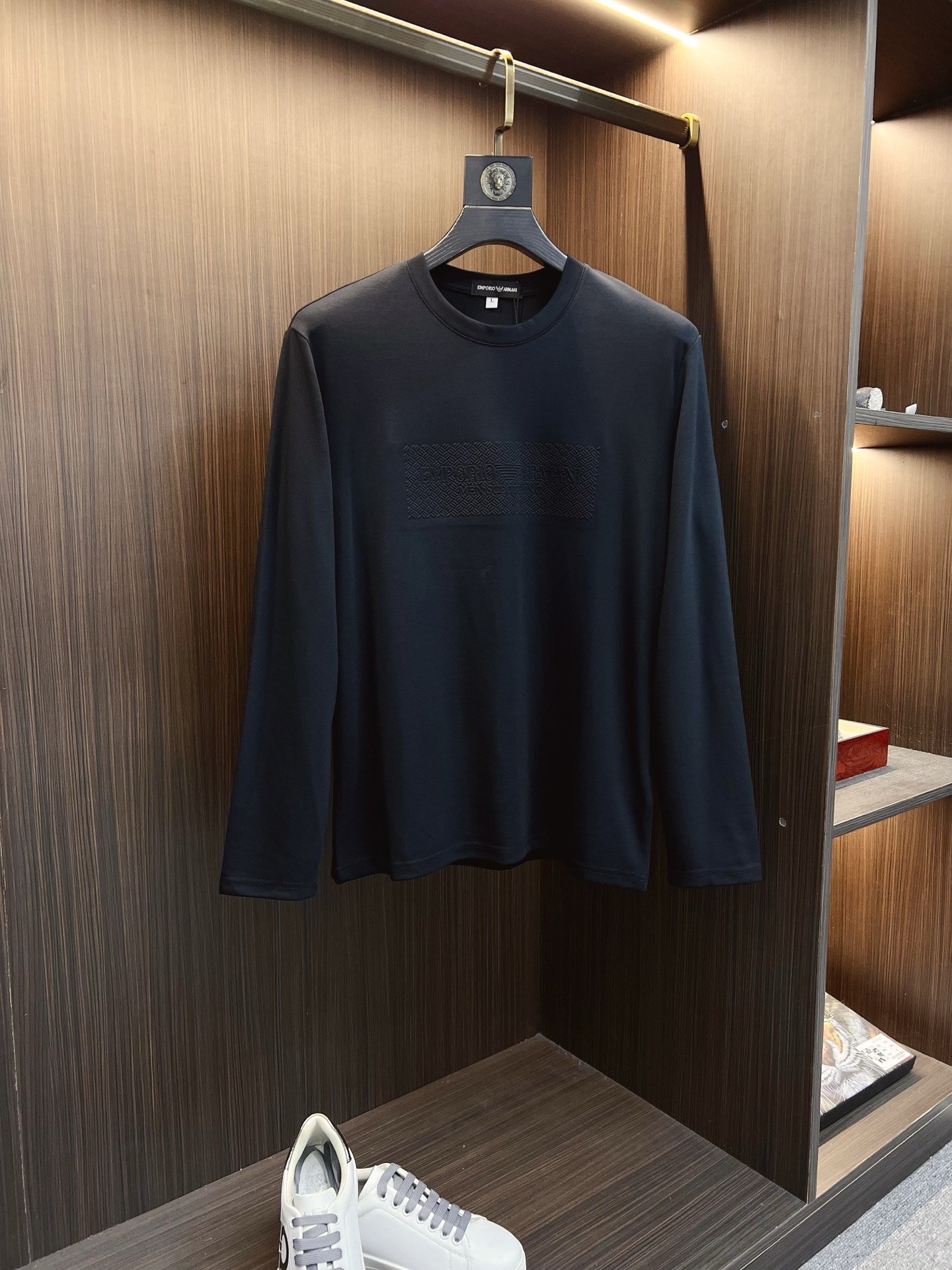 NO:573958,Armani Armani 2025 autumn and winter new design round neck long-sleeved T-shirt official website synchronized!  This T-shirt combines minimalist design and exquisite details. The oversize trim is reminiscent of Tyrolean dress details, calling for modern ideas, creating a different conceptual pattern, and injecting rich connotation into the traditional cotton T-shirt. The LOGO on the front graphic webbing is unique and shows the brand's nobility. It highlights the style of a big brand, sets off the minimalist design style, and reveals the elegance at a glance!  As a brand that pursues design and tailoring techniques, the materials used will never disappoint!  The body of this shirt is made of Solona cotton blended gram fabric, which is noble and exquisite. The cotton surface is full, soft and skin-friendly. In short, such a classic style is a must-have for autumn and winter!  M-4XL,,armani,versace,armani,tees,t-shirt,alexander wang19860909Armani 阿玛尼 2025秋冬 新款设计感圆领长袖T恤 官网同步！这款T恤极简主义设计和精美细节于一身.Oversize饰边引人联想蒂罗尔着装细节,召唤摩登新意,造就不同以往的概念化图案,为传统棉质T恤注入丰盈内涵.前幅图形织带车出的LOGO,别具一番特色,更显品牌尊贵 彰显大牌风范,衬托出了极简主义的设计风格,把优雅风展露的一览无余！ 作为一个追求设计感和裁剪工艺的品牌,用料永远不会让人失望！本款衫身采用索洛纳棉混纺 克面料,高贵精致,布面棉质饱满柔软亲肤 总之这么经典的款,秋冬必备！M-4XL,,armani,versace,armani,tees，t-shirt,alexander wang,Men's clothing