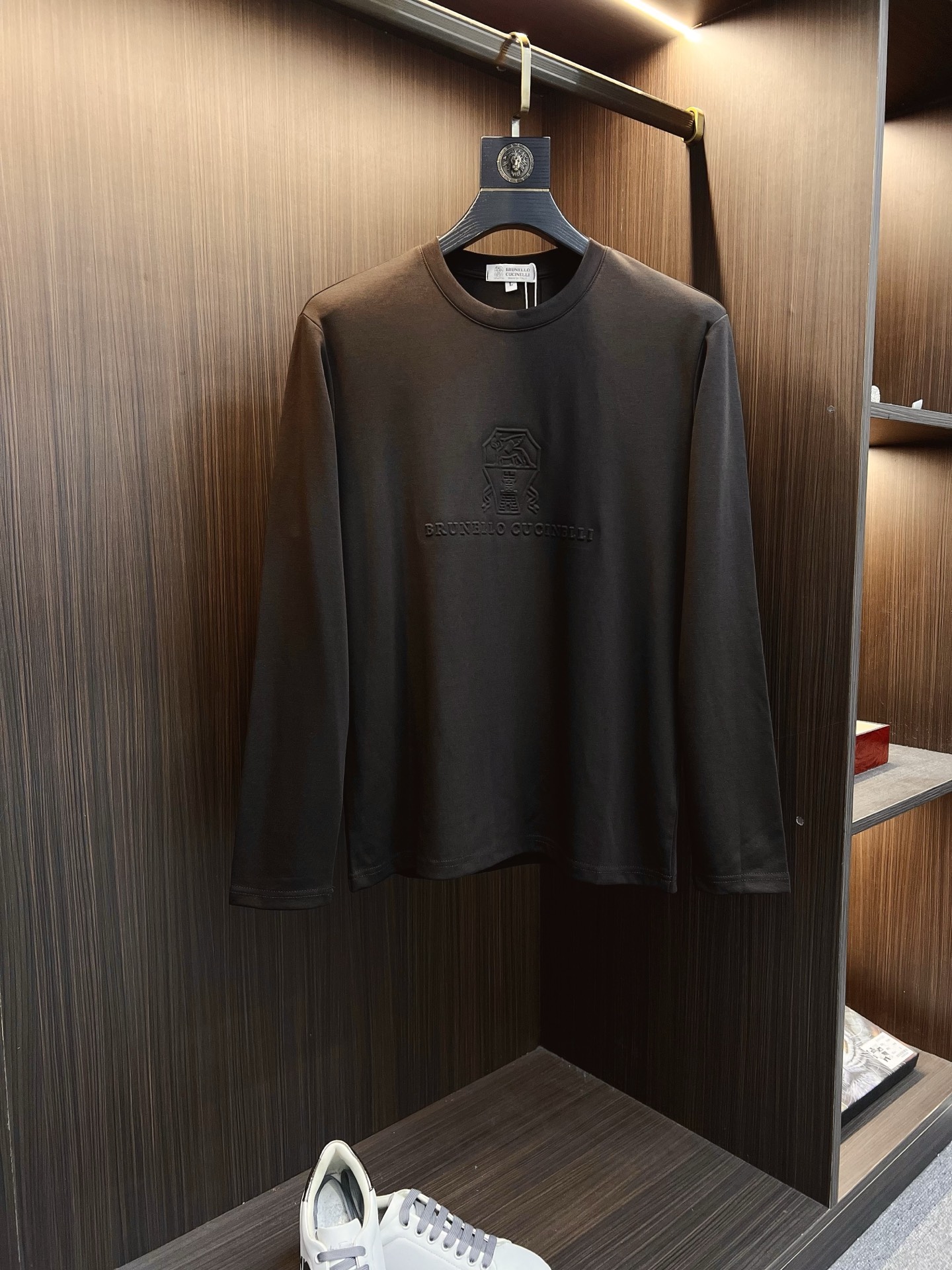 NO:573960,BC 2025 autumn and winter new design round neck long-sleeved T-shirt official website synchronization!  This T-shirt combines minimalist design and exquisite details. The oversize trim is reminiscent of Tyrolean dress details, calling for modern ideas, creating a different conceptual pattern, and injecting rich connotation into the traditional cotton T-shirt. The LOGO on the front graphic webbing is unique and shows the brand's nobility. It highlights the style of a big brand, sets off the minimalist design style, and reveals the elegance at a glance!  As a brand that pursues design and tailoring techniques, the materials used will never disappoint!  The body of this shirt is made of Solona cotton blended gram fabric, which is noble and exquisite. The cotton surface is full, soft and skin-friendly. In short, such a classic style is a must-have for autumn and winter!  M-4XL,,versace,tees,t-shirt,alexander wang19860909BC 2025秋冬 新款设计感圆领长袖T恤 官网同步！这款T恤极简主义设计和精美细节于一身.Oversize饰边引人联想蒂罗尔着装细节,召唤摩登新意,造就不同以往的概念化图案,为传统棉质T恤注入丰盈内涵.前幅图形织带车出的LOGO,别具一番特色,更显品牌尊贵 彰显大牌风范,衬托出了极简主义的设计风格,把优雅风展露的一览无余！ 作为一个追求设计感和裁剪工艺的品牌,用料永远不会让人失望！本款衫身采用索洛纳棉混纺 克面料,高贵精致,布面棉质饱满柔软亲肤 总之这么经典的款,秋冬必备！M-4XL,,versace,tees，t-shirt,alexander wang,Men's clothing