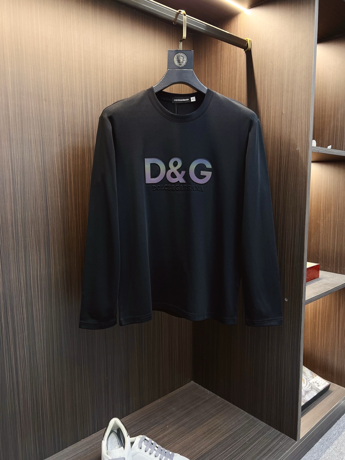 NO:573962,DG 2025 autumn and winter new design round neck long-sleeved T-shirt official website synchronized!  This T-shirt combines minimalist design and exquisite details. The oversize trim is reminiscent of Tyrolean dress details, calling for modern ideas, creating a different conceptual pattern, and injecting rich connotation into the traditional cotton T-shirt. The LOGO on the front graphic webbing is unique and shows the brand's nobility. It highlights the style of a big brand, sets off the minimalist design style, and reveals the elegance at a glance!  As a brand that pursues design and tailoring techniques, the materials used will never disappoint!  The body of this shirt is made of Solona cotton blended gram fabric, which is noble and exquisite. The cotton surface is full, soft and skin-friendly. In short, such a classic style is a must-have for autumn and winter!  M-4XL,,versace,tees,t-shirt,alexander wang19860909DG 2025秋冬 新款设计感圆领长袖T恤 官网同步！这款T恤极简主义设计和精美细节于一身.Oversize饰边引人联想蒂罗尔着装细节,召唤摩登新意,造就不同以往的概念化图案,为传统棉质T恤注入丰盈内涵.前幅图形织带车出的LOGO,别具一番特色,更显品牌尊贵 彰显大牌风范,衬托出了极简主义的设计风格,把优雅风展露的一览无余！ 作为一个追求设计感和裁剪工艺的品牌,用料永远不会让人失望！本款衫身采用索洛纳棉混纺 克面料,高贵精致,布面棉质饱满柔软亲肤 总之这么经典的款,秋冬必备！M-4XL,,versace,tees，t-shirt,alexander wang,Men's clothing