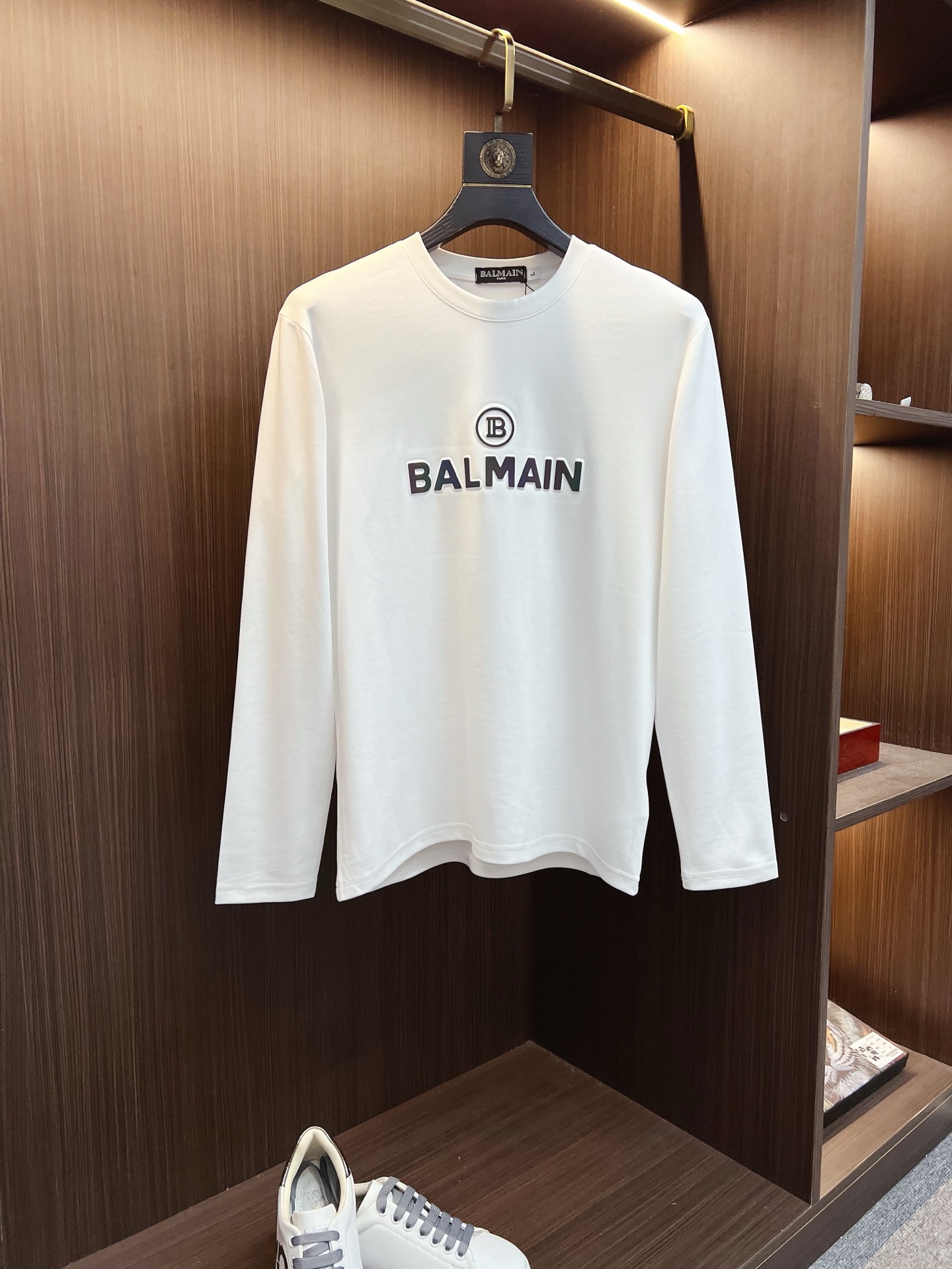 NO:573964,Balmain 2025 autumn and winter new design round neck long-sleeved T-shirt official website synchronization!  This T-shirt combines minimalist design and exquisite details. The oversize trim is reminiscent of Tyrolean dress details, calling for modern ideas, creating a different conceptual pattern, and injecting rich connotations into traditional cotton T-shirts. The LOGO on the front graphic webbing is unique and shows the brand's nobility. It highlights the style of a big brand, sets off the minimalist design style, and reveals the elegance at a glance!  As a brand that pursues design and tailoring techniques, the materials used will never disappoint!  The body of this shirt is made of Solona cotton blended gram fabric, which is noble and exquisite. The cotton surface is full, soft and skin-friendly. In short, such a classic style is a must-have for autumn and winter!  M-4XL,,balmain,versace,tees,t-shirt,alexander wang19860909巴尔曼 2025秋冬 新款设计感圆领长袖T恤 官网同步！这款T恤极简主义设计和精美细节于一身.Oversize饰边引人联想蒂罗尔着装细节,召唤摩登新意,造就不同以往的概念化图案,为传统棉质T恤注入丰盈内涵.前幅图形织带车出的LOGO,别具一番特色,更显品牌尊贵 彰显大牌风范,衬托出了极简主义的设计风格,把优雅风展露的一览无余！ 作为一个追求设计感和裁剪工艺的品牌,用料永远不会让人失望！本款衫身采用索洛纳棉混纺 克面料,高贵精致,布面棉质饱满柔软亲肤 总之这么经典的款,秋冬必备！M-4XL,,balmain,versace,tees，t-shirt,alexander wang,Men's clothing