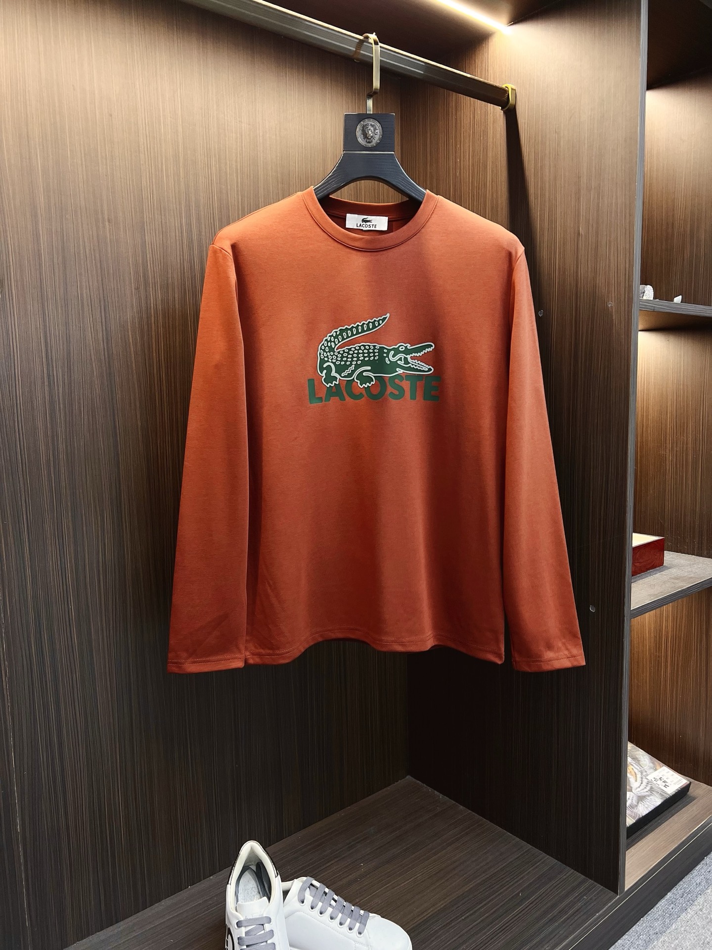 NO:573966,Crocodile 2025 autumn and winter new design round neck long-sleeved T-shirt official website synchronization!  This T-shirt combines minimalist design and exquisite details. The oversize trim is reminiscent of Tyrolean dress details, calling for modern ideas, creating a different conceptual pattern, and injecting rich connotation into the traditional cotton T-shirt. The LOGO on the front graphic webbing is unique and shows the brand's nobility. It highlights the style of a big brand, sets off the minimalist design style, and reveals the elegance at a glance!  As a brand that pursues design and tailoring techniques, the materials used will never disappoint!  The body of this shirt is made of Solona cotton blended gram fabric, which is noble and exquisite. The cotton surface is full, soft and skin-friendly. In short, such a classic style is a must-have for autumn and winter!  M-4XL,,versace,tees,t-shirt,alexander wang19860909鳄鱼 2025秋冬 新款设计感圆领长袖T恤 官网同步！这款T恤极简主义设计和精美细节于一身.Oversize饰边引人联想蒂罗尔着装细节,召唤摩登新意,造就不同以往的概念化图案,为传统棉质T恤注入丰盈内涵.前幅图形织带车出的LOGO,别具一番特色,更显品牌尊贵 彰显大牌风范,衬托出了极简主义的设计风格,把优雅风展露的一览无余！ 作为一个追求设计感和裁剪工艺的品牌,用料永远不会让人失望！本款衫身采用索洛纳棉混纺 克面料,高贵精致,布面棉质饱满柔软亲肤 总之这么经典的款,秋冬必备！M-4XL,,versace,tees，t-shirt,alexander wang,Men's clothing