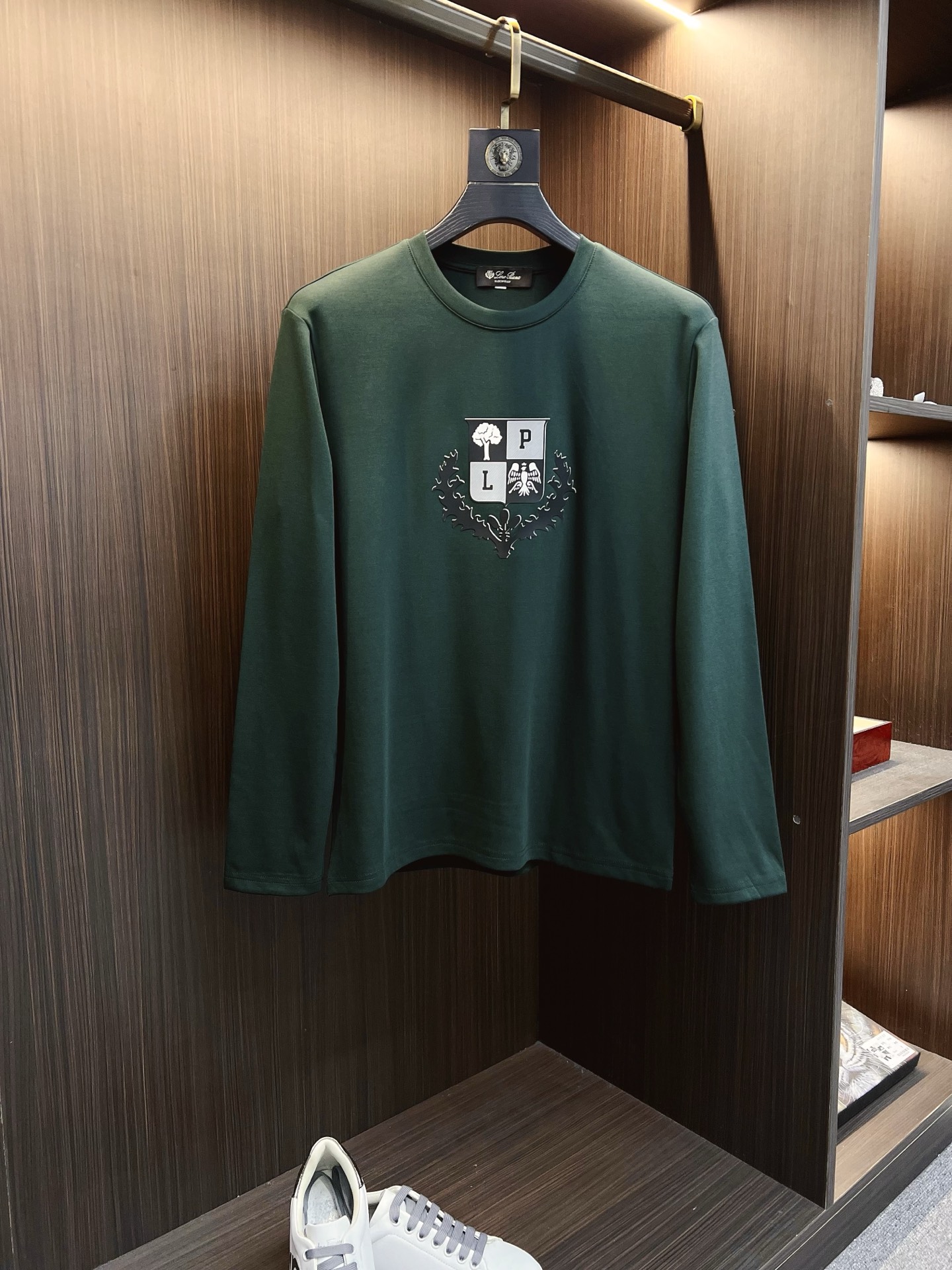 NO:573968,LP autumn and winter new design round neck long-sleeved T-shirt official website synchronization!  This T-shirt combines minimalist design and exquisite details. The oversize trim is reminiscent of Tyrolean dress details, calling for modern ideas, creating a different conceptual pattern, and injecting rich connotation into the traditional cotton T-shirt. The LOGO on the front graphic webbing is unique and shows the brand's nobility. It highlights the style of a big brand, sets off the minimalist design style, and reveals the elegance at a glance!  As a brand that pursues design and tailoring techniques, the materials used will never disappoint!  The body of this shirt is made of Solona cotton blended gram fabric, which is noble and exquisite. The cotton surface is full, soft and skin-friendly. In short, such a classic style is a must-have for autumn and winter!  M-4XL,,loro piana,versace,tees,t-shirt,alexander wang19860909LP 秋冬 新款设计感圆领长袖T恤 官网同步！这款T恤极简主义设计和精美细节于一身.Oversize饰边引人联想蒂罗尔着装细节,召唤摩登新意,造就不同以往的概念化图案,为传统棉质T恤注入丰盈内涵.前幅图形织带车出的LOGO,别具一番特色,更显品牌尊贵 彰显大牌风范,衬托出了极简主义的设计风格,把优雅风展露的一览无余！ 作为一个追求设计感和裁剪工艺的品牌,用料永远不会让人失望！本款衫身采用索洛纳棉混纺 克面料,高贵精致,布面棉质饱满柔软亲肤 总之这么经典的款,秋冬必备！M-4XL,,loro piana,versace,tees，t-shirt,alexander wang,Men's clothing