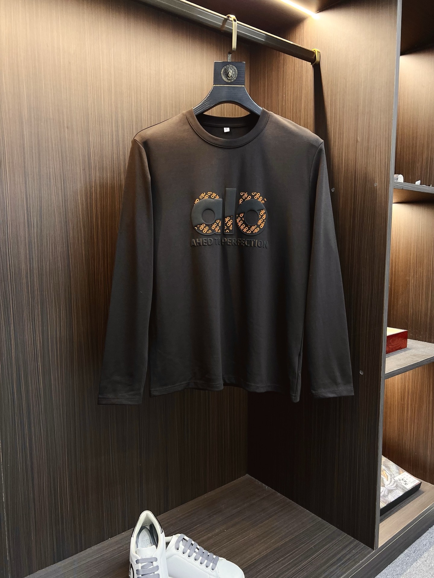 NO:573970,ALO 2025 autumn and winter new design round neck long-sleeved T-shirt official website synchronized!  This T-shirt combines minimalist design and exquisite details. The oversize trim is reminiscent of Tyrolean dress details, calling for modern ideas, creating a different conceptual pattern, and injecting rich connotations into traditional cotton T-shirts. The LOGO on the front graphic webbing is unique and shows the brand's nobility. It highlights the style of a big brand, sets off the minimalist design style, and reveals the elegance at a glance!  As a brand that pursues design and tailoring techniques, the materials used will never disappoint!  The body of this shirt is made of Solona cotton blended gram fabric, which is noble and exquisite. The cotton surface is full, soft and skin-friendly. In short, such a classic style is a must-have for autumn and winter!  M-4XL,,versace,tees,t-shirt,alexander wang19860909ALO 2025秋冬 新款设计感圆领长袖T恤 官网同步！这款T恤极简主义设计和精美细节于一身.Oversize饰边引人联想蒂罗尔着装细节,召唤摩登新意,造就不同以往的概念化图案,为传统棉质T恤注入丰盈内涵.前幅图形织带车出的LOGO,别具一番特色,更显品牌尊贵 彰显大牌风范,衬托出了极简主义的设计风格,把优雅风展露的一览无余！ 作为一个追求设计感和裁剪工艺的品牌,用料永远不会让人失望！本款衫身采用索洛纳棉混纺 克面料,高贵精致,布面棉质饱满柔软亲肤 总之这么经典的款,秋冬必备！M-4XL,,versace,tees，t-shirt,alexander wang,Men's clothing