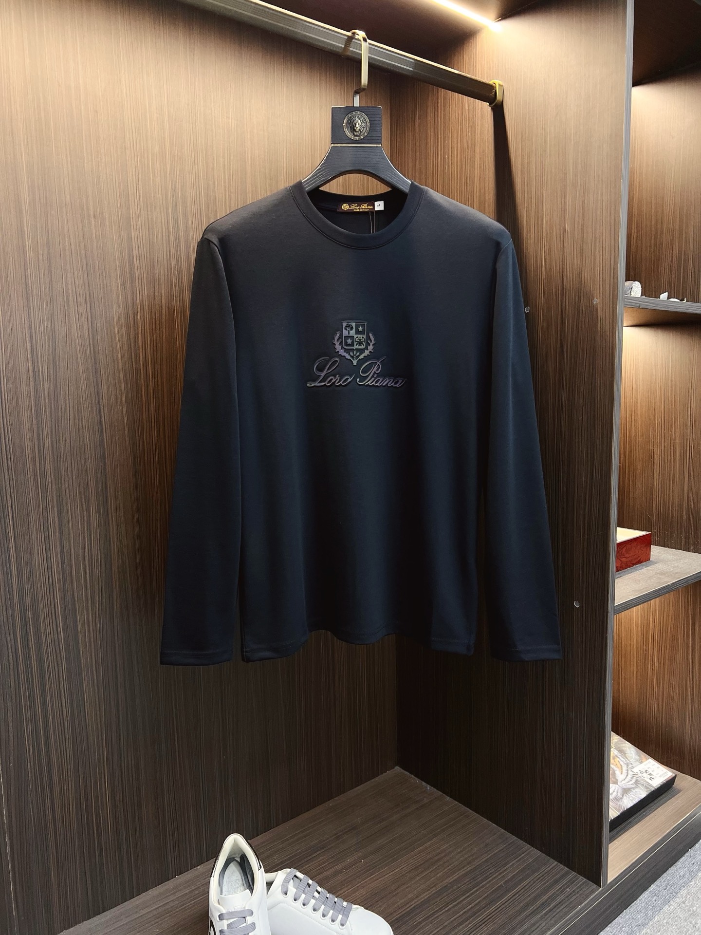 NO:573953,LP autumn and winter new design round neck long-sleeved T-shirt official website synchronization!  This T-shirt combines minimalist design and exquisite details. The oversize trim is reminiscent of Tyrolean dress details, calling for modern ideas, creating a different conceptual pattern, and injecting rich connotations into traditional cotton T-shirts. The LOGO on the front graphic webbing is unique and shows the brand's nobility. It highlights the style of a big brand, sets off the minimalist design style, and reveals the elegance at a glance!  As a brand that pursues design and tailoring techniques, the materials used will never disappoint!  The body of this shirt is made of Solona cotton blended gram fabric, which is noble and exquisite. The cotton surface is full, soft and skin-friendly. In short, such a classic style is a must-have for autumn and winter!  M-4XL,,loro piana,versace,tees,t-shirt,alexander wang19860909LP 秋冬 新款设计感圆领长袖T恤 官网同步！这款T恤极简主义设计和精美细节于一身.Oversize饰边引人联想蒂罗尔着装细节,召唤摩登新意,造就不同以往的概念化图案,为传统棉质T恤注入丰盈内涵.前幅图形织带车出的LOGO,别具一番特色,更显品牌尊贵 彰显大牌风范,衬托出了极简主义的设计风格,把优雅风展露的一览无余！ 作为一个追求设计感和裁剪工艺的品牌,用料永远不会让人失望！本款衫身采用索洛纳棉混纺 克面料,高贵精致,布面棉质饱满柔软亲肤 总之这么经典的款,秋冬必备！M-4XL,,loro piana,versace,tees，t-shirt,alexander wang,Men's clothing