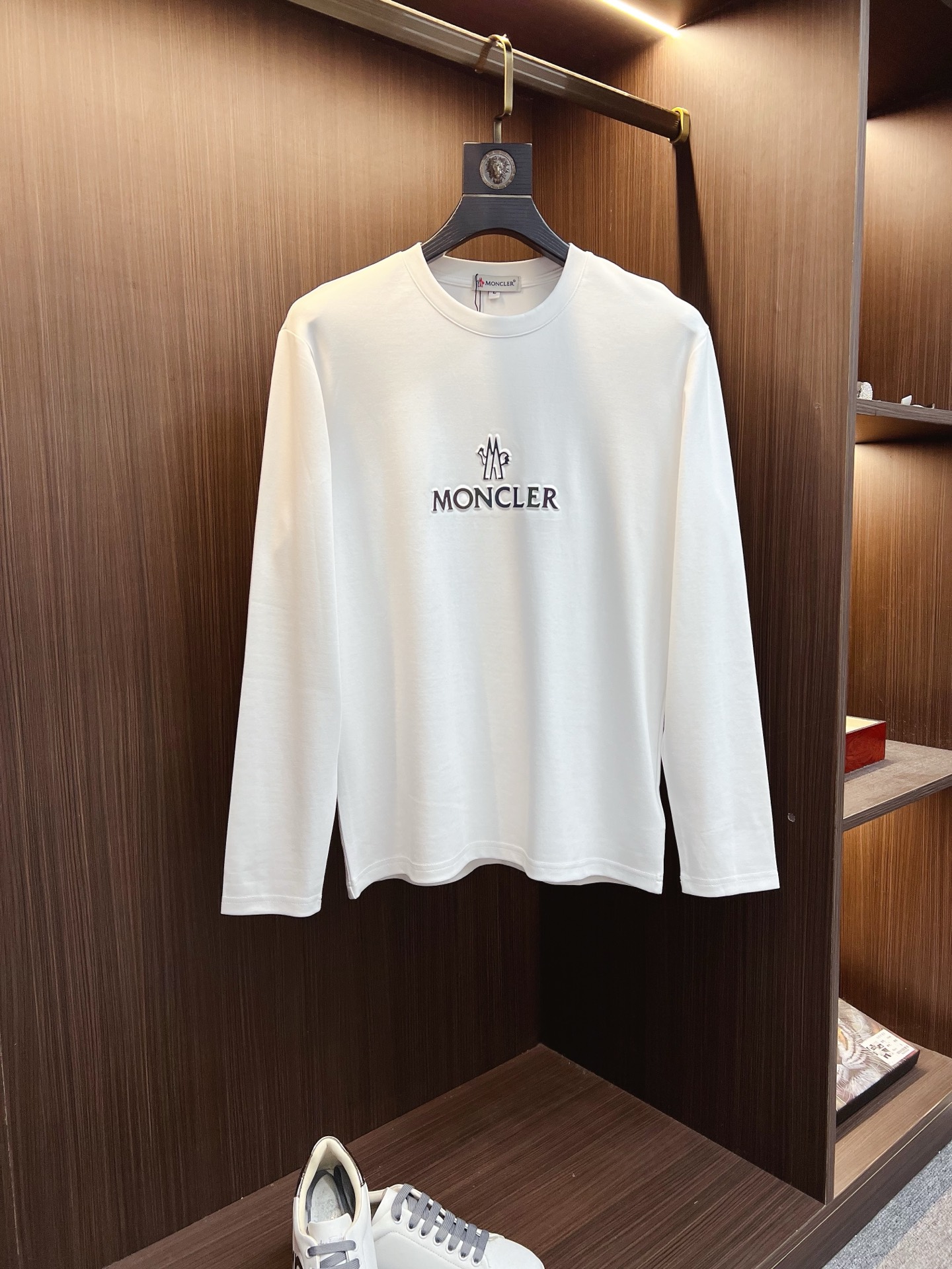 NO:573955,Meng Mouth Autumn and Winter New Design Round Neck Long Sleeve T-Shirt Official Website Synchronized!  This T-shirt combines minimalist design and exquisite details. The oversize trim is reminiscent of Tyrolean dress details, calling for modern ideas, creating a different conceptual pattern, and injecting rich connotation into the traditional cotton T-shirt. The LOGO on the front graphic webbing is unique and shows the brand's nobility. It highlights the style of a big brand, sets off the minimalist design style, and reveals the elegance at a glance!  As a brand that pursues design and tailoring techniques, the materials used will never disappoint!  The body of this shirt is made of Solona cotton blended 400g fabric, which is noble and exquisite. The cotton surface is full, soft and skin-friendly. In short, such a classic style is a must-have for autumn and winter!  M-4XL,,versace,Moncler,tees,t-shirt,alexander wang19860909蒙口 秋冬 新款设计感圆领长袖T恤 官网同步！这款T恤极简主义设计和精美细节于一身.Oversize饰边引人联想蒂罗尔着装细节,召唤摩登新意,造就不同以往的概念化图案,为传统棉质T恤注入丰盈内涵.前幅图形织带车出的LOGO,别具一番特色,更显品牌尊贵 彰显大牌风范,衬托出了极简主义的设计风格,把优雅风展露的一览无余！ 作为一个追求设计感和裁剪工艺的品牌,用料永远不会让人失望！本款衫身采用索洛纳棉混纺400 克面料,高贵精致,布面棉质饱满柔软亲肤 总之这么经典的款,秋冬必备！M-4XL,,versace,Moncler,tees，t-shirt,alexander wang,Men's clothing