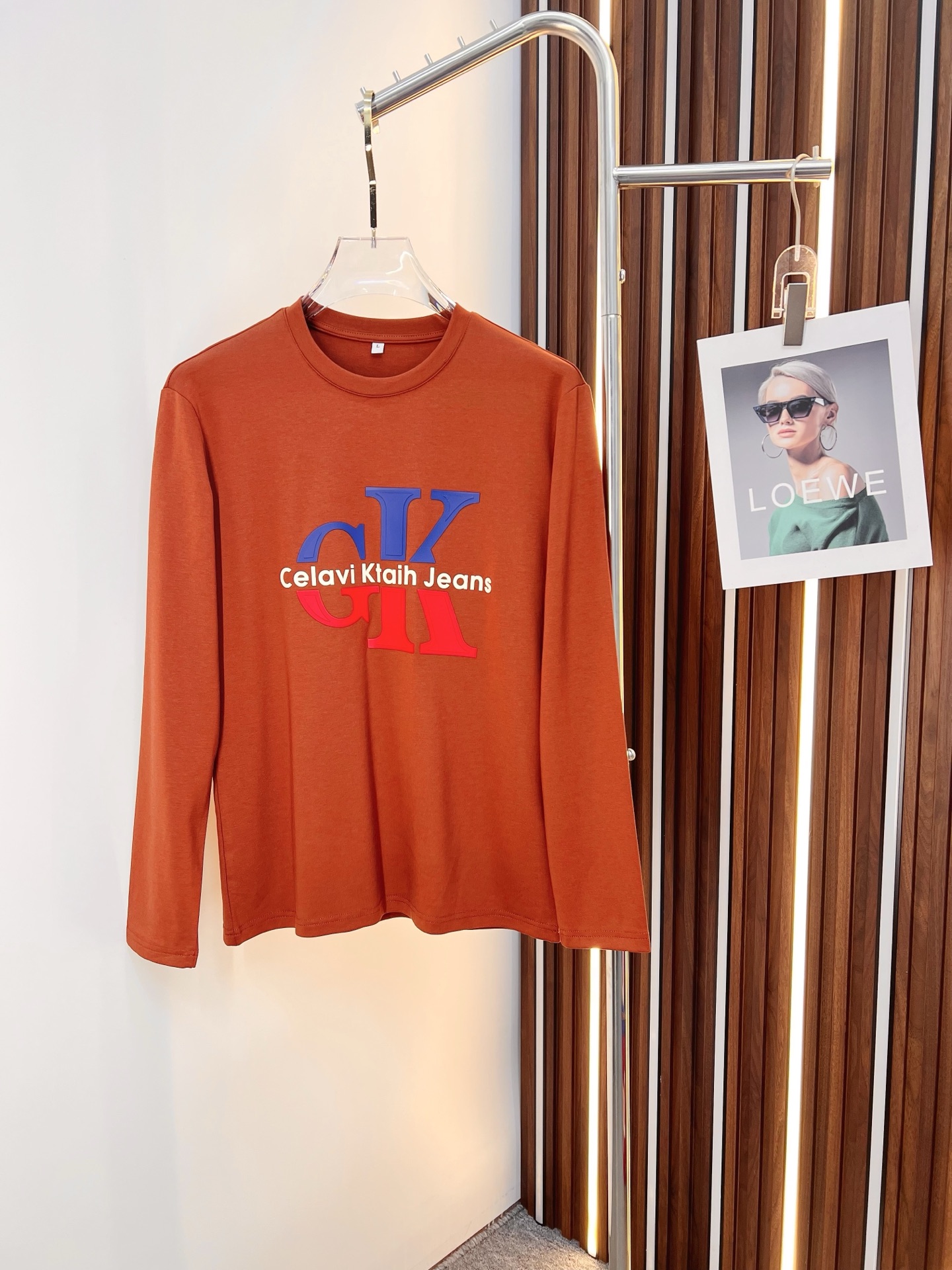 NO:567084,CK 2025 autumn and winter new design round neck long-sleeved T-shirt official website synchronized!  This T-shirt combines minimalist design and exquisite details. The oversize trim is reminiscent of Tyrolean dress details, calling for modern ideas, creating a different conceptual pattern, and injecting rich connotation into the traditional cotton T-shirt. The LOGO on the front graphic webbing is unique and shows the brand's nobility. It highlights the style of a big brand, sets off the minimalist design style, and reveals the elegance at a glance!  As a brand that pursues design and tailoring techniques, the materials used will never disappoint!  The body of this shirt is made of Solona cotton blended gram fabric, which is noble and exquisite. The cotton surface is full, soft and skin-friendly. In short, such a classic style is a must-have for autumn and winter!  M-4XL,,versace,tees,t-shirt,alexander wang19860909CK 2025秋冬 新款设计感圆领长袖T恤 官网同步！这款T恤极简主义设计和精美细节于一身.Oversize饰边引人联想蒂罗尔着装细节,召唤摩登新意,造就不同以往的概念化图案,为传统棉质T恤注入丰盈内涵.前幅图形织带车出的LOGO,别具一番特色,更显品牌尊贵 彰显大牌风范,衬托出了极简主义的设计风格,把优雅风展露的一览无余！ 作为一个追求设计感和裁剪工艺的品牌,用料永远不会让人失望！本款衫身采用索洛纳棉混纺 克面料,高贵精致,布面棉质饱满柔软亲肤 总之这么经典的款,秋冬必备！M-4XL,,versace,tees，t-shirt,alexander wang,Men's clothing