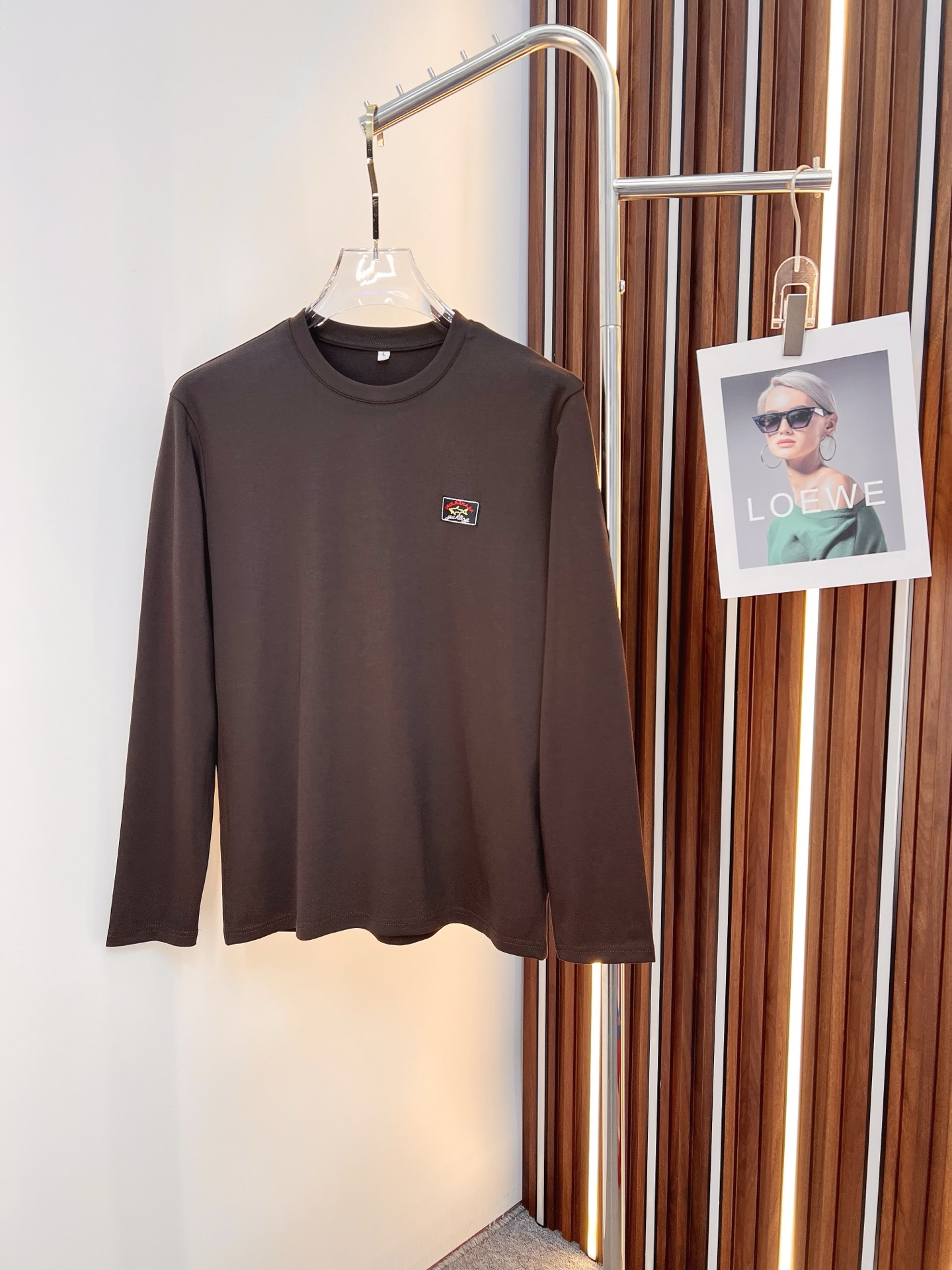 NO:567087,Shark 2025 autumn and winter new design round neck long-sleeved T-shirt official website synchronization!  This T-shirt combines minimalist design and exquisite details. The oversize trim is reminiscent of Tyrolean dress details, calling for modern ideas, creating a different conceptual pattern, and injecting rich connotation into the traditional cotton T-shirt. The LOGO on the front graphic webbing is unique and shows the brand's nobility. It highlights the style of a big brand, sets off the minimalist design style, and reveals the elegance at a glance!  As a brand that pursues design and tailoring techniques, the materials used will never disappoint!  The body of this shirt is made of Solona cotton blended gram fabric, which is noble and exquisite. The cotton surface is full, soft and skin-friendly. In short, such a classic style is a must-have for autumn and winter!  M-4XL,,versace,tees,t-shirt,alexander wang19860909鲨鱼 2025秋冬 新款设计感圆领长袖T恤 官网同步！这款T恤极简主义设计和精美细节于一身.Oversize饰边引人联想蒂罗尔着装细节,召唤摩登新意,造就不同以往的概念化图案,为传统棉质T恤注入丰盈内涵.前幅图形织带车出的LOGO,别具一番特色,更显品牌尊贵 彰显大牌风范,衬托出了极简主义的设计风格,把优雅风展露的一览无余！ 作为一个追求设计感和裁剪工艺的品牌,用料永远不会让人失望！本款衫身采用索洛纳棉混纺 克面料,高贵精致,布面棉质饱满柔软亲肤 总之这么经典的款,秋冬必备！M-4XL,,versace,tees，t-shirt,alexander wang,Men's clothing