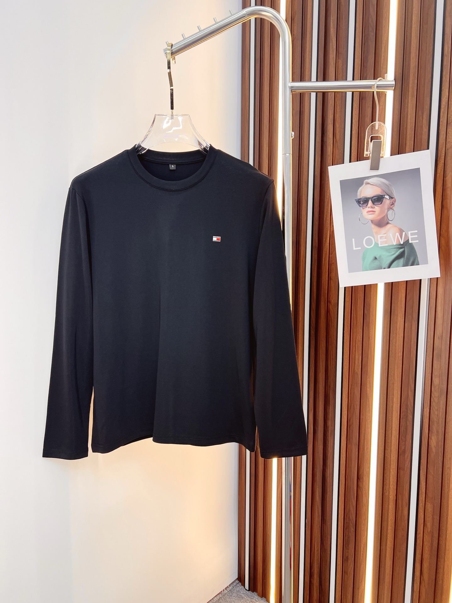 NO:571009,TOMMY Tommy 2025 autumn and winter new design round neck long-sleeved T-shirt official website synchronization!  This T-shirt combines minimalist design and exquisite details. The oversize trim is reminiscent of Tyrolean dress details, calling for modern ideas, creating a different conceptual pattern, and injecting rich connotations into traditional cotton T-shirts. The LOGO on the front graphic webbing is unique and shows the brand's nobility. It highlights the style of a big brand, sets off the minimalist design style, and reveals the elegance at a glance!  As a brand that pursues design and tailoring techniques, the materials used will never disappoint!  The body of this shirt is made of Solona cotton blended gram fabric, which is noble and exquisite. The cotton surface is full, soft and skin-friendly. In short, such a classic style is a must-have for autumn and winter!  M-4XL,,tom ford,versace,tees,t-shirt,alexander wang19860909TOMMY 汤米 2025秋冬 新款设计感圆领长袖T恤 官网同步！这款T恤极简主义设计和精美细节于一身.Oversize饰边引人联想蒂罗尔着装细节,召唤摩登新意,造就不同以往的概念化图案,为传统棉质T恤注入丰盈内涵.前幅图形织带车出的LOGO,别具一番特色,更显品牌尊贵 彰显大牌风范,衬托出了极简主义的设计风格,把优雅风展露的一览无余！ 作为一个追求设计感和裁剪工艺的品牌,用料永远不会让人失望！本款衫身采用索洛纳棉 混纺 克面料,高贵精致,布面棉质饱满柔软亲肤 总之这么经典的款,秋冬必备！M-4XL,,tom ford,versace,tees，t-shirt,alexander wang,Men's clothing