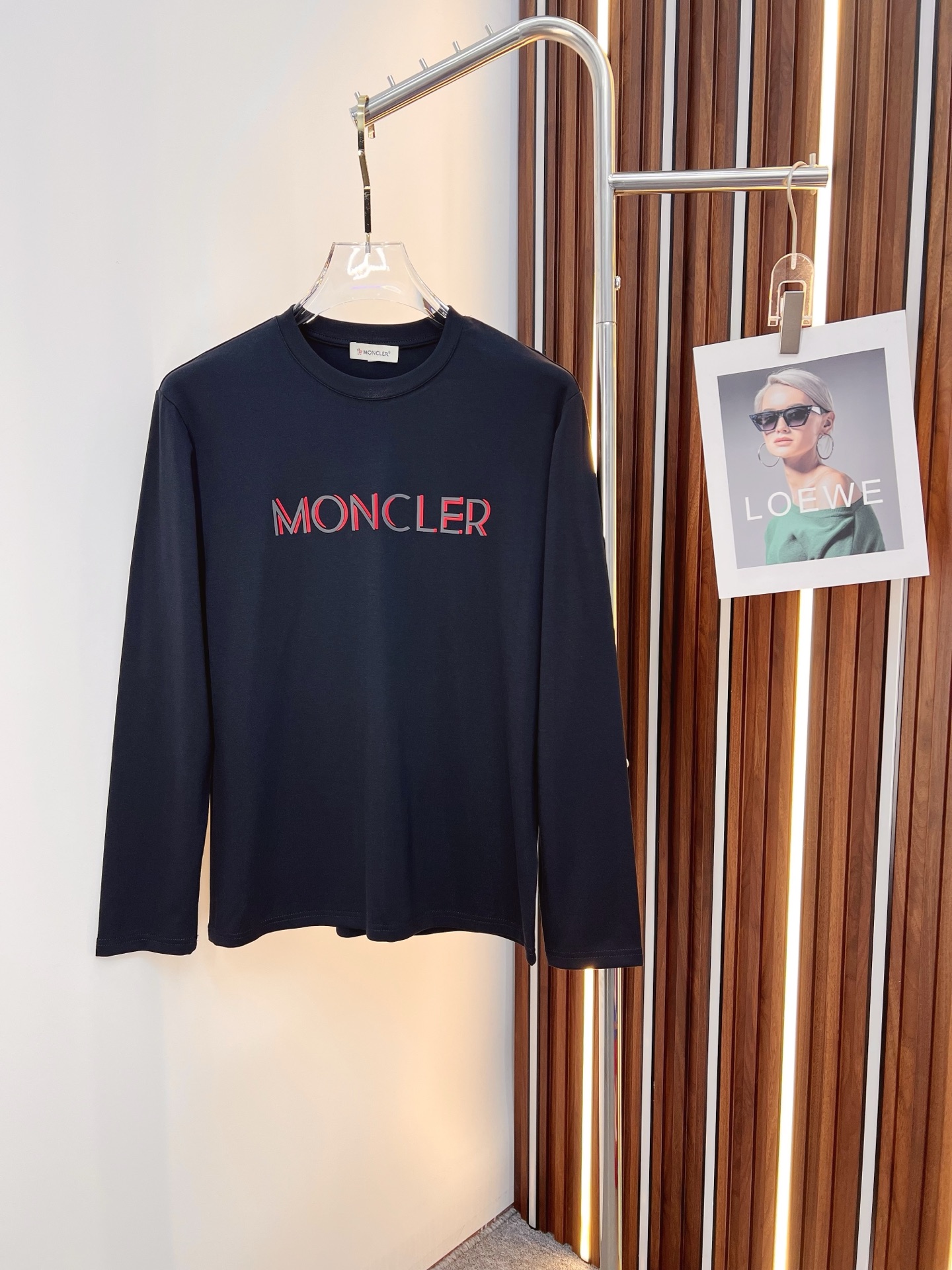 NO:567090,Meng Mouth 2025 autumn and winter new design round neck long-sleeved T-shirt official website synchronized!  This T-shirt combines minimalist design and exquisite details. The oversize trim is reminiscent of Tyrolean dress details, calling for modern ideas, creating a different conceptual pattern, and injecting rich connotation into the traditional cotton T-shirt. The LOGO on the front graphic webbing is unique and shows the brand's nobility. It highlights the style of a big brand, sets off the minimalist design style, and reveals the elegance at a glance!  As a brand that pursues design and tailoring techniques, the materials used will never disappoint!  The body of this shirt is made of Solona cotton blended gram fabric, which is noble and exquisite. The cotton surface is full, soft and skin-friendly. In short, such a classic style is a must-have for autumn and winter!  M-4XL,,versace,Moncler,tees,t-shirt,alexander wang19860909蒙口 2025秋冬 新款设计感圆领长袖T恤 官网同步！这款T恤极简主义设计和精美细节于一身.Oversize饰边引人联想蒂罗尔着装细节,召唤摩登新意,造就不同以往的概念化图案,为传统棉质T恤注入丰盈内涵.前幅图形织带车出的LOGO,别具一番特色,更显品牌尊贵 彰显大牌风范,衬托出了极简主义的设计风格,把优雅风展露的一览无余！ 作为一个追求设计感和裁剪工艺的品牌,用料永远不会让人失望！本款衫身采用索洛纳棉混纺 克面料,高贵精致,布面棉质饱满柔软亲肤 总之这么经典的款,秋冬必备！M-4XL,,versace,Moncler,tees，t-shirt,alexander wang,Men's clothing