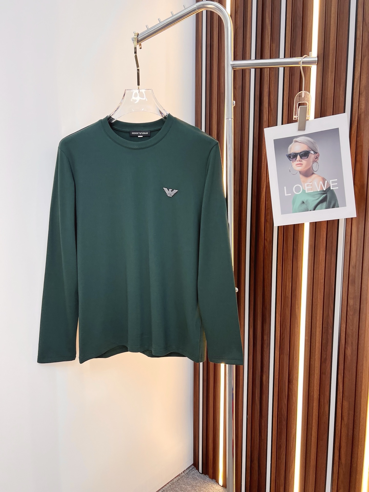 NO:571011,Armani Armani 2025 autumn and winter new design round neck long-sleeved T-shirt official website synchronization!  This T-shirt combines minimalist design and exquisite details. The oversize trim is reminiscent of Tyrolean dress details, calling for modern ideas, creating a different conceptual pattern, and injecting rich connotations into traditional cotton T-shirts. The LOGO on the front graphic webbing is unique and shows the brand's nobility. It highlights the style of a big brand, sets off the minimalist design style, and reveals the elegance at a glance!  As a brand that pursues design and tailoring techniques, the materials used will never disappoint!  The body of this shirt is made of Solona cotton blended gram fabric, which is noble and exquisite. The cotton surface is full, soft and skin-friendly. In short, such a classic style is a must-have for autumn and winter!  M-4XL,,armani,versace,armani,tees,t-shirt,alexander wang19860909Armani 阿玛尼 2025秋冬 新款设计感圆领长袖T恤 官网同步！这款T恤极简主义设计和精美细节于一身.Oversize饰边引人联想蒂罗尔着装细节,召唤摩登新意,造就不同以往的概念化图案,为传统棉质T恤注入丰盈内涵.前幅图形织带车出的LOGO,别具一番特色,更显品牌尊贵 彰显大牌风范,衬托出了极简主义的设计风格,把优雅风展露的一览无余！ 作为一个追求设计感和裁剪工艺的品牌,用料永远不会让人失望！本款衫身采用索洛纳棉混纺 克面料,高贵精致,布面棉质饱满柔软亲肤 总之这么经典的款,秋冬必备！M-4XL,,armani,versace,armani,tees，t-shirt,alexander wang,Men's clothing