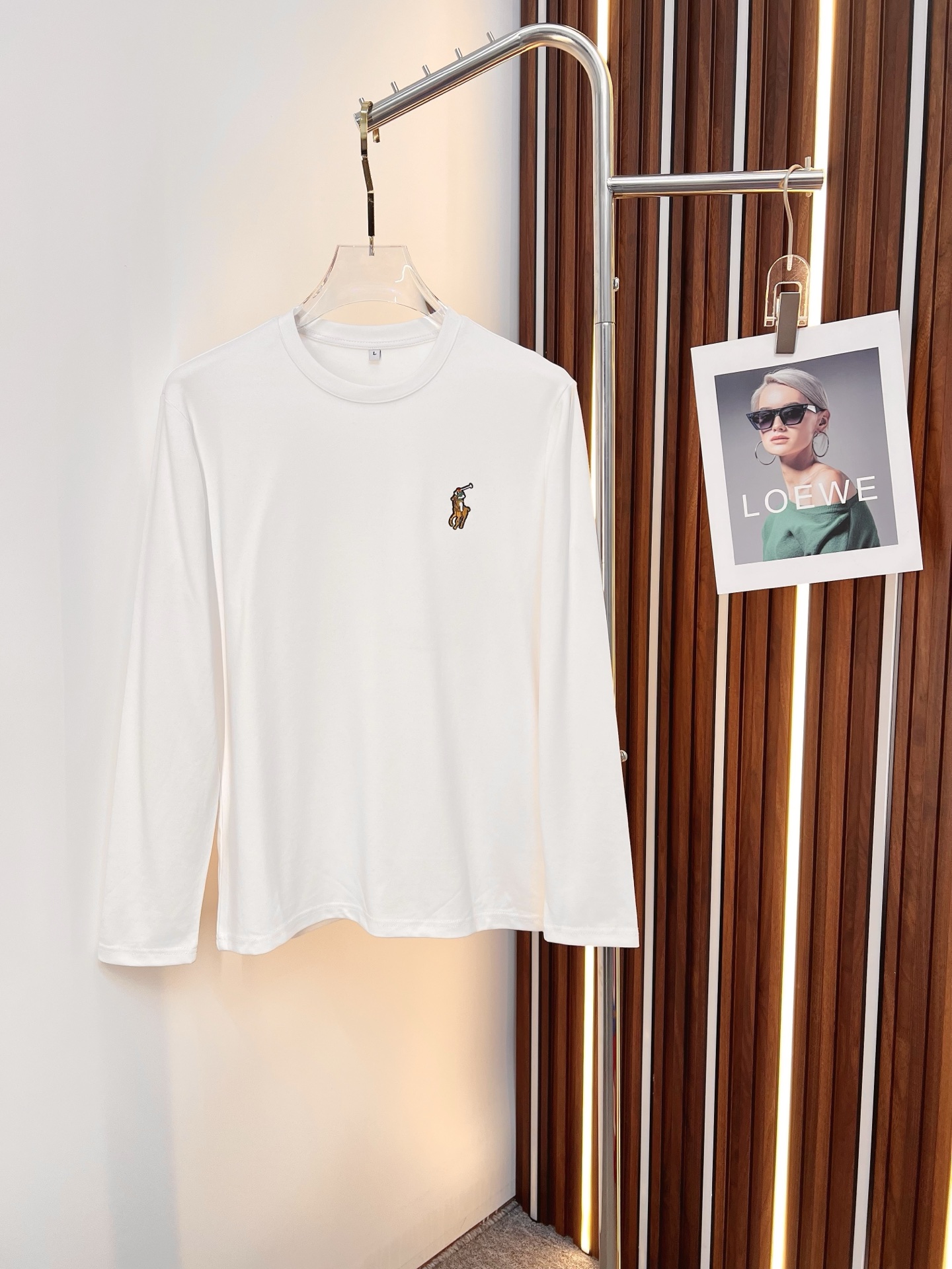 NO:567093,Paul 2025 autumn and winter new design round neck long-sleeved T-shirt official website synchronized!  This T-shirt combines minimalist design and exquisite details. The oversize trim is reminiscent of Tyrolean dress details, calling for modern ideas, creating a different conceptual pattern, and injecting rich connotations into traditional cotton T-shirts. The LOGO on the front graphic webbing is unique and shows the brand's nobility. It highlights the style of a big brand, sets off the minimalist design style, and reveals the elegance at a glance!  As a brand that pursues design and tailoring techniques, the materials used will never disappoint!  The body of this shirt is made of Solona cotton blended gram fabric, which is noble and exquisite. The cotton surface is full, soft and skin-friendly. In short, such a classic style is a must-have for autumn and winter!  M-4XL,,versace,tees,t-shirt,alexander wang19860909保罗 2025秋冬 新款设计感圆领长袖T恤 官网同步！这款T恤极简主义设计和精美细节于一身.Oversize饰边引人联想蒂罗尔着装细节,召唤摩登新意,造就不同以往的概念化图案,为传统棉质T恤注入丰盈内涵.前幅图形织带车出的LOGO,别具一番特色,更显品牌尊贵 彰显大牌风范,衬托出了极简主义的设计风格,把优雅风展露的一览无余！ 作为一个追求设计感和裁剪工艺的品牌,用料永远不会让人失望！本款衫身采用索洛纳棉混纺 克面料,高贵精致,布面棉质饱满柔软亲肤 总之这么经典的款,秋冬必备！M-4XL,,versace,tees，t-shirt,alexander wang,Men's clothing