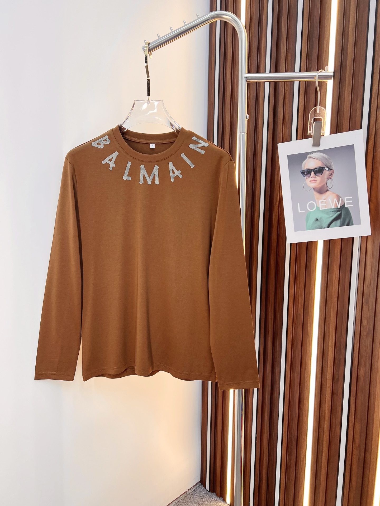 NO:567064,Balmain 2025 autumn and winter new design round neck long-sleeved T-shirt official website synchronization!  This T-shirt combines minimalist design and exquisite details. The oversize trim is reminiscent of Tyrolean dress details, calling for modern ideas, creating a different conceptual pattern, and injecting rich connotations into traditional cotton T-shirts. The LOGO on the front graphic webbing is unique and shows the brand's nobility. It highlights the style of a big brand, sets off the minimalist design style, and reveals the elegance at a glance!  As a brand that pursues design and tailoring techniques, the materials used will never disappoint!  The body of this shirt is made of Solona cotton blended gram fabric, which is noble and exquisite. The cotton surface is full, soft and skin-friendly. In short, such a classic style is a must-have for autumn and winter!  M-4XL,,balmain,versace,tees,t-shirt,alexander wang19860909巴尔曼 2025秋冬 新款设计感圆领长袖T恤 官网同步！这款T恤极简主义设计和精美细节于一身.Oversize饰边引人联想蒂罗尔着装细节,召唤摩登新意,造就不同以往的概念化图案,为传统棉质T恤注入丰盈内涵.前幅图形织带车出的LOGO,别具一番特色,更显品牌尊贵 彰显大牌风范,衬托出了极简主义的设计风格,把优雅风展露的一览无余！ 作为一个追求设计感和裁剪工艺的品牌,用料永远不会让人失望！本款衫身采用索洛纳棉混纺 克面料,高贵精致,布面棉质饱满柔软亲肤 总之这么经典的款,秋冬必备！M-4XL,,balmain,versace,tees，t-shirt,alexander wang,Men's clothing