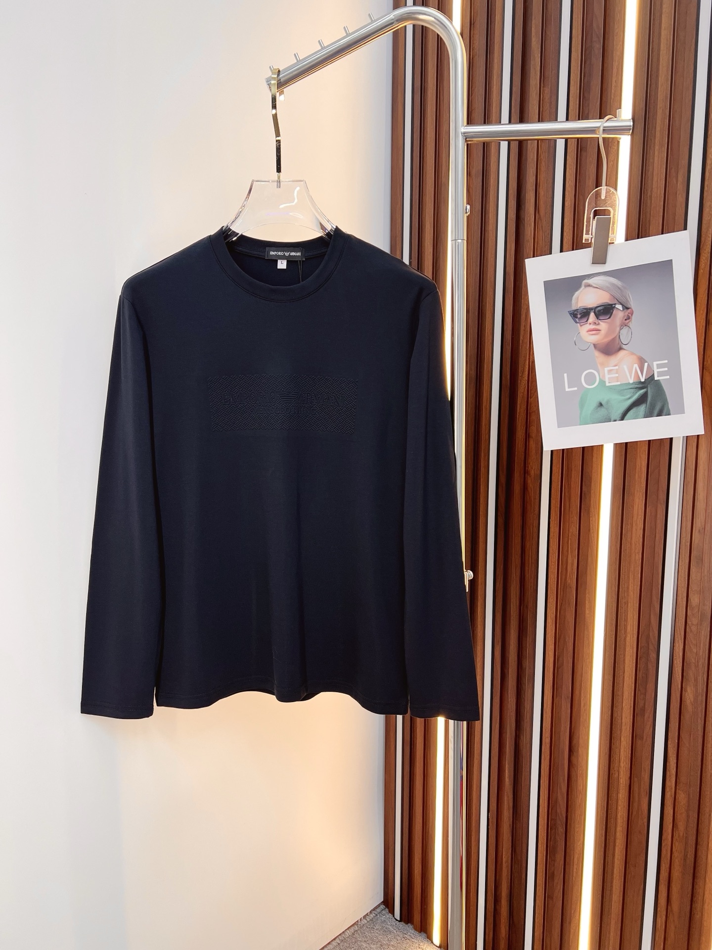 NO:567068,Armani Armani 2025 autumn and winter new design round neck long-sleeved T-shirt official website synchronization!  This T-shirt combines minimalist design and exquisite details. The oversize trim is reminiscent of Tyrolean dress details, calling for modern ideas, creating a different conceptual pattern, and injecting rich connotations into traditional cotton T-shirts. The LOGO on the front graphic webbing is unique and shows the brand's nobility. It highlights the style of a big brand, sets off the minimalist design style, and reveals the elegance at a glance!  As a brand that pursues design and tailoring techniques, the materials used will never disappoint!  The body of this shirt is made of Solona cotton blended gram fabric, which is noble and exquisite. The cotton surface is full, soft and skin-friendly. In short, such a classic style is a must-have for autumn and winter!  M-4XL,,armani,versace,armani,tees,t-shirt,alexander wang19860909Armani 阿玛尼 2025秋冬 新款设计感圆领长袖T恤 官网同步！这款T恤极简主义设计和精美细节于一身.Oversize饰边引人联想蒂罗尔着装细节,召唤摩登新意,造就不同以往的概念化图案,为传统棉质T恤注入丰盈内涵.前幅图形织带车出的LOGO,别具一番特色,更显品牌尊贵 彰显大牌风范,衬托出了极简主义的设计风格,把优雅风展露的一览无余！ 作为一个追求设计感和裁剪工艺的品牌,用料永远不会让人失望！本款衫身采用索洛纳棉混纺 克面料,高贵精致,布面棉质饱满柔软亲肤 总之这么经典的款,秋冬必备！M-4XL,,armani,versace,armani,tees，t-shirt,alexander wang,Men's clothing