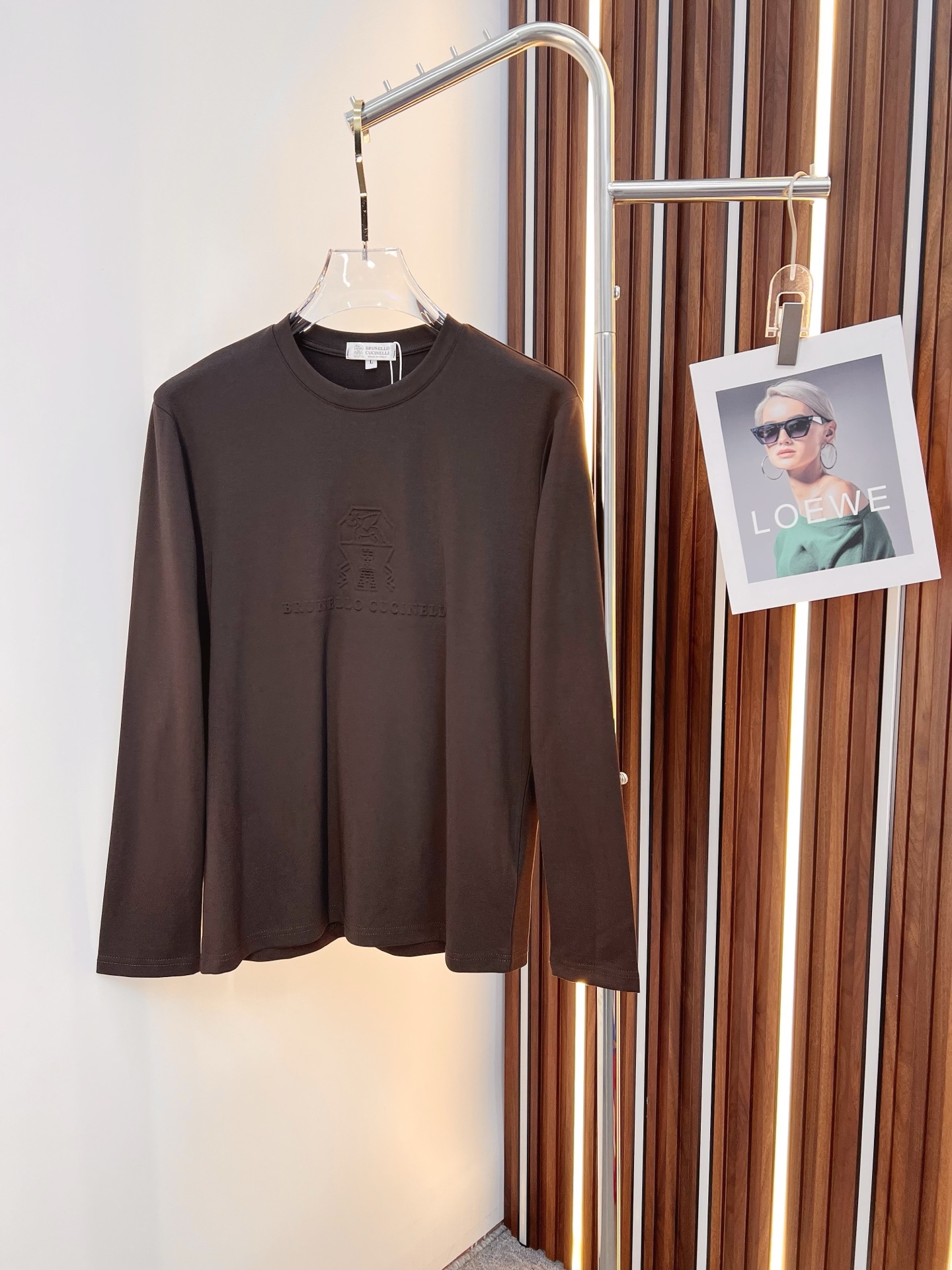 NO:567072,BC 2025 autumn and winter new design round neck long-sleeved T-shirt official website synchronization!  This T-shirt combines minimalist design and exquisite details. The oversize trim is reminiscent of Tyrolean dress details, calling for modern ideas, creating a different conceptual pattern, and injecting rich connotations into traditional cotton T-shirts. The LOGO on the front graphic webbing is unique and shows the brand's nobility. It highlights the style of a big brand, sets off the minimalist design style, and reveals the elegance at a glance!  As a brand that pursues design and tailoring techniques, the materials used will never disappoint!  The body of this shirt is made of Solona cotton blended gram fabric, which is noble and exquisite. The cotton surface is full, soft and skin-friendly. In short, such a classic style is a must-have for autumn and winter!  M-4XL,,versace,tees,t-shirt,alexander wang19860909BC 2025秋冬 新款设计感圆领长袖T恤 官网同步！这款T恤极简主义设计和精美细节于一身.Oversize饰边引人联想蒂罗尔着装细节,召唤摩登新意,造就不同以往的概念化图案,为传统棉质T恤注入丰盈内涵.前幅图形织带车出的LOGO,别具一番特色,更显品牌尊贵 彰显大牌风范,衬托出了极简主义的设计风格,把优雅风展露的一览无余！ 作为一个追求设计感和裁剪工艺的品牌,用料永远不会让人失望！本款衫身采用索洛纳棉混纺 克面料,高贵精致,布面棉质饱满柔软亲肤 总之这么经典的款,秋冬必备！M-4XL,,versace,tees，t-shirt,alexander wang,Men's clothing