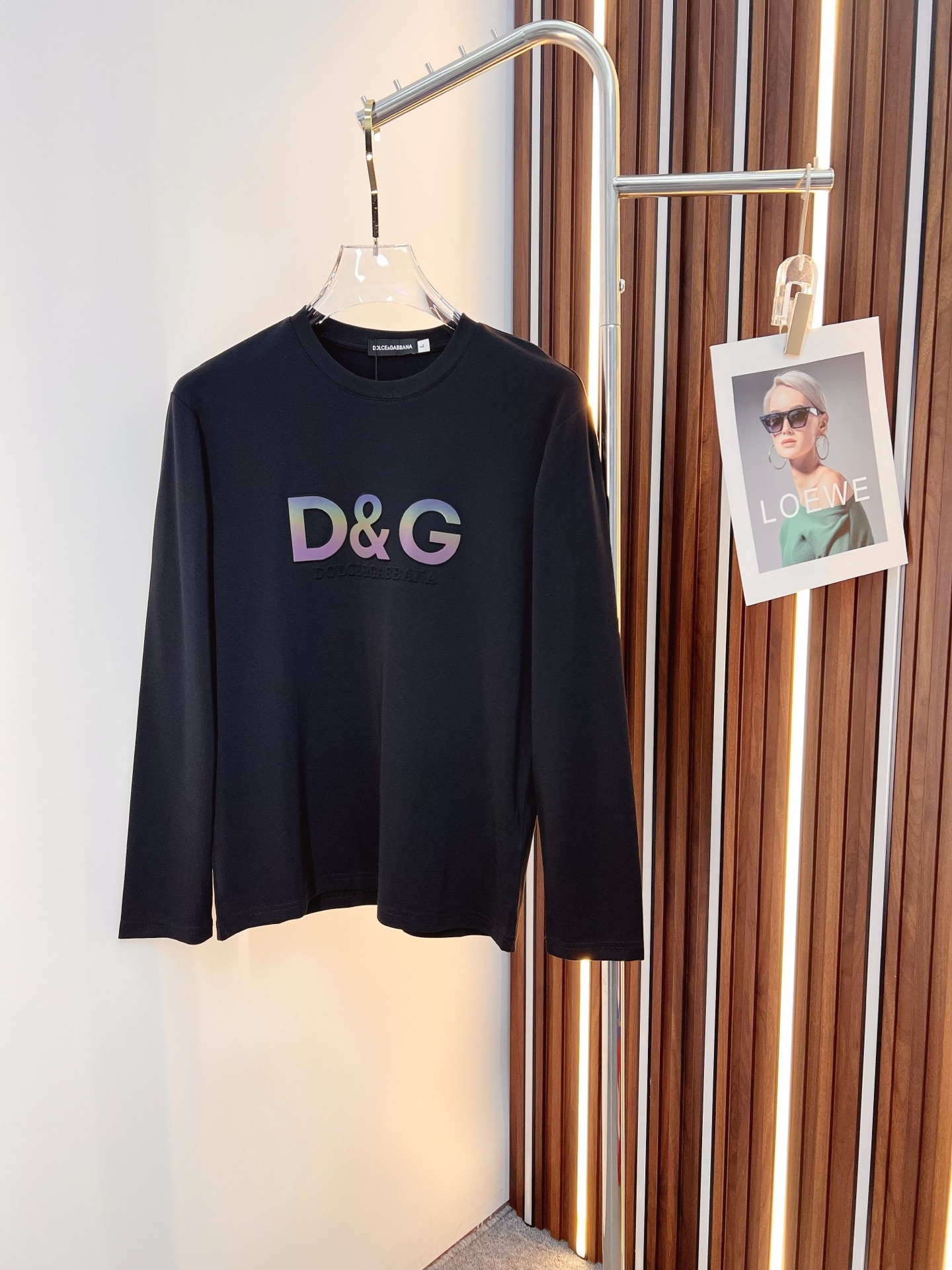 NO:571013,D G 2025 autumn and winter new design round neck long-sleeved T-shirt official website synchronization!  This T-shirt combines minimalist design and exquisite details. The oversize trim is reminiscent of Tyrolean dress details, calling for modern ideas, creating a different conceptual pattern, and injecting rich connotation into the traditional cotton T-shirt. The LOGO on the front graphic webbing is unique and shows the brand's nobility. It highlights the style of a big brand, sets off the minimalist design style, and reveals the elegance at a glance!  As a brand that pursues design and tailoring techniques, the materials used will never disappoint!  The body of this shirt is made of Solona cotton blended gram fabric, which is noble and exquisite. The cotton surface is full, soft and skin-friendly. In short, such a classic style is a must-have for autumn and winter!  M-4XL,,versace,tees,t-shirt,alexander wang19860909D G 2025秋冬 新款设计感圆领长袖T恤 官网同步！这款T恤极简主义设计和精美细节于一身.Oversize饰边引人联想蒂罗尔着装细节,召唤摩登新意,造就不同以往的概念化图案,为传统棉质T恤注入丰盈内涵.前幅图形织带车出的LOGO,别具一番特色,更显品牌尊贵 彰显大牌风范,衬托出了极简主义的设计风格,把优雅风展露的一览无余！ 作为一个追求设计感和裁剪工艺的品牌,用料永远不会让人失望！本款衫身采用索洛纳棉混纺 克面料,高贵精致,布面棉质饱满柔软亲肤 总之这么经典的款,秋冬必备！M-4XL,,versace,tees，t-shirt,alexander wang,Men's clothing