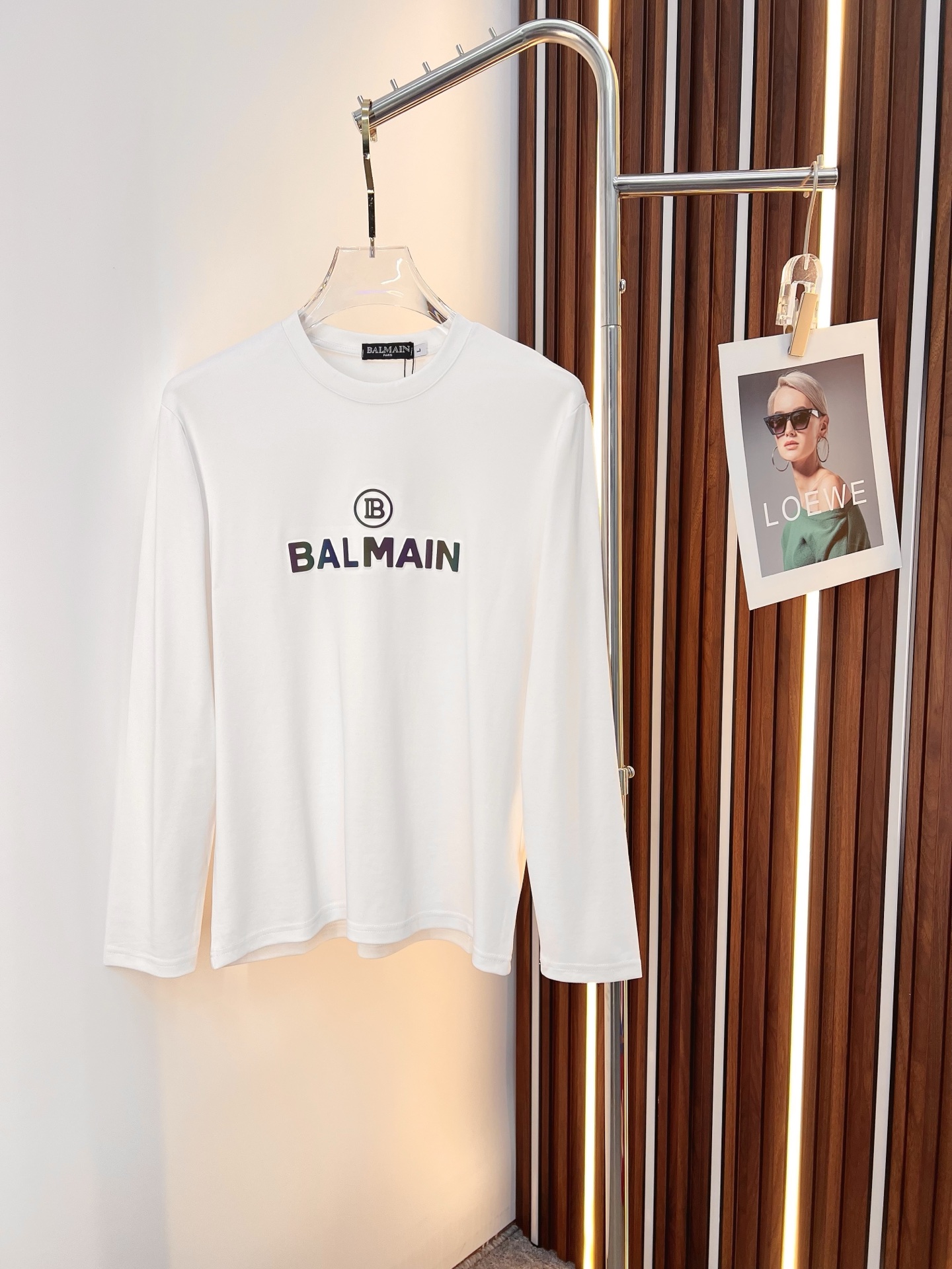 NO:571015,Balmain 2025 autumn and winter new design round neck long-sleeved T-shirt official website synchronization!  This T-shirt combines minimalist design and exquisite details. The oversize trim is reminiscent of Tyrolean dress details, calling for modern ideas, creating a different conceptual pattern, and injecting rich connotation into the traditional cotton T-shirt. The LOGO on the front graphic webbing is unique and shows the brand's nobility. It highlights the style of a big brand, sets off the minimalist design style, and reveals the elegance at a glance!  As a brand that pursues design and tailoring techniques, the materials used will never disappoint!  The body of this shirt is made of Solona cotton blended gram fabric, which is noble and exquisite. The cotton surface is full, soft and skin-friendly. In short, such a classic style is a must-have for autumn and winter!  M-4XL,,balmain,versace,tees,t-shirt,alexander wang19860909巴尔曼 2025秋冬 新款设计感圆领长袖T恤 官网同步！这款T恤极简主义设计和精美细节于一身.Oversize饰边引人联想蒂罗尔着装细节,召唤摩登新意,造就不同以往的概念化图案,为传统棉质T恤注入丰盈内涵.前幅图形织带车出的LOGO,别具一番特色,更显品牌尊贵 彰显大牌风范,衬托出了极简主义的设计风格,把优雅风展露的一览无余！ 作为一个追求设计感和裁剪工艺的品牌,用料永远不会让人失望！本款衫身采用索洛纳棉混纺 克面料,高贵精致,布面棉质饱满柔软亲肤 总之这么经典的款,秋冬必备！M-4XL,,balmain,versace,tees，t-shirt,alexander wang,Men's clothing