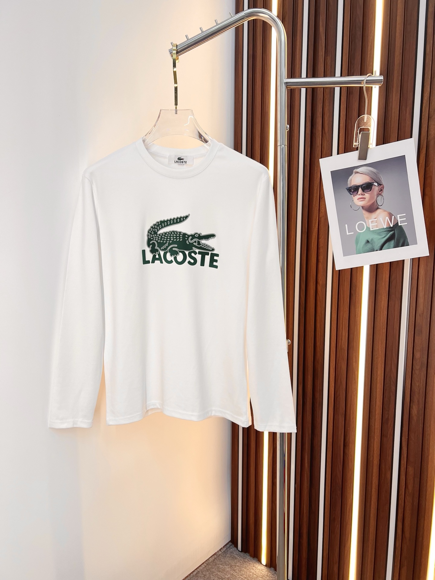 NO:567076,Crocodile 2025 autumn and winter new design round neck long-sleeved T-shirt official website synchronization!  This T-shirt combines minimalist design and exquisite details. The oversize trim is reminiscent of Tyrolean dress details, calling for modern ideas, creating a different conceptual pattern, and injecting rich connotation into the traditional cotton T-shirt. The LOGO on the front graphic webbing is unique and shows the brand's nobility. It highlights the style of a big brand, sets off the minimalist design style, and reveals the elegance at a glance!  As a brand that pursues design and tailoring techniques, the materials used will never disappoint!  The body of this shirt is made of Solona cotton blended gram fabric, which is noble and exquisite. The cotton surface is full, soft and skin-friendly. In short, such a classic style is a must-have for autumn and winter!  M-4XL,,versace,tees,t-shirt,alexander wang19860909鳄鱼 2025秋冬 新款设计感圆领长袖T恤 官网同步！这款T恤极简主义设计和精美细节于一身.Oversize饰边引人联想蒂罗尔着装细节,召唤摩登新意,造就不同以往的概念化图案,为传统棉质T恤注入丰盈内涵.前幅图形织带车出的LOGO,别具一番特色,更显品牌尊贵 彰显大牌风范,衬托出了极简主义的设计风格,把优雅风展露的一览无余！ 作为一个追求设计感和裁剪工艺的品牌,用料永远不会让人失望！本款衫身采用索洛纳棉混纺 克面料,高贵精致,布面棉质饱满柔软亲肤 总之这么经典的款,秋冬必备！M-4XL,,versace,tees，t-shirt,alexander wang,Men's clothing