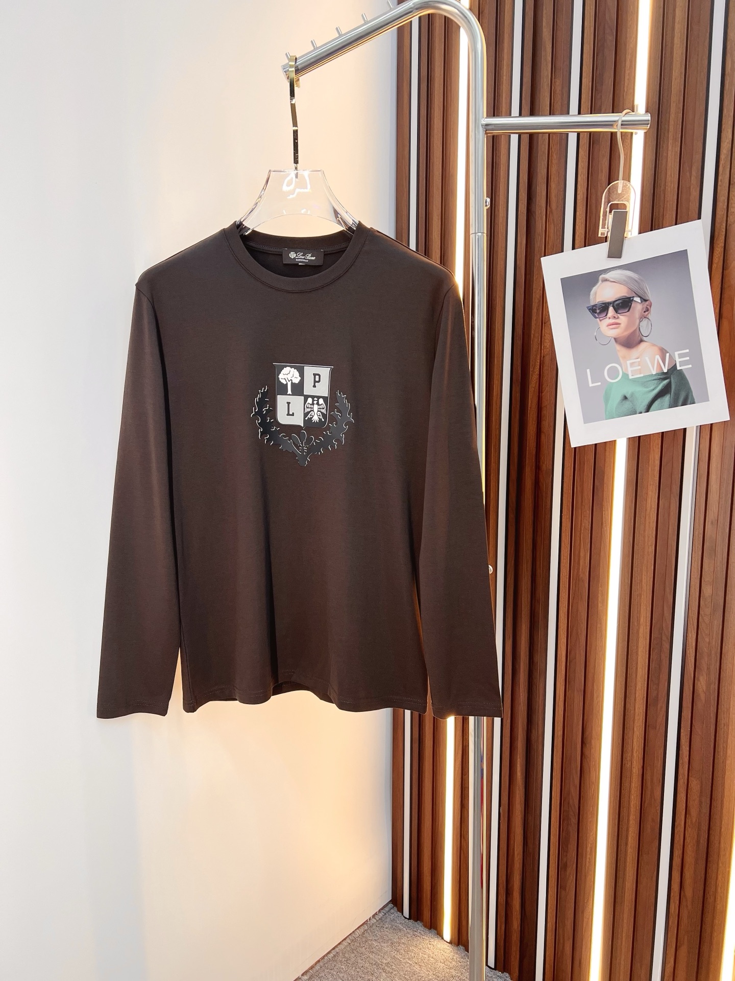 NO:571003,LP autumn and winter new design round neck long-sleeved T-shirt official website synchronization!  This T-shirt combines minimalist design and exquisite details. The oversize trim is reminiscent of Tyrolean dress details, calling for modern ideas, creating a different conceptual pattern, and injecting rich connotation into the traditional cotton T-shirt. The LOGO on the front graphic webbing is unique and shows the brand's nobility. It highlights the style of a big brand, sets off the minimalist design style, and reveals the elegance at a glance!  As a brand that pursues design and tailoring techniques, the materials used will never disappoint!  The body of this shirt is made of Solona cotton blended gram fabric, which is noble and exquisite. The cotton surface is full, soft and skin-friendly. In short, such a classic style is a must-have for autumn and winter!  M-4XL,,loro piana,versace,tees,t-shirt,alexander wang19860909LP 秋冬 新款设计感圆领长袖T恤 官网同步！这款T恤极简主义设计和精美细节于一身.Oversize饰边引人联想蒂罗尔着装细节,召唤摩登新意,造就不同以往的概念化图案,为传统棉质T恤注入丰盈内涵.前幅图形织带车出的LOGO,别具一番特色,更显品牌尊贵 彰显大牌风范,衬托出了极简主义的设计风格,把优雅风展露的一览无余！ 作为一个追求设计感和裁剪工艺的品牌,用料永远不会让人失望！本款衫身采用索洛纳棉混纺 克面料,高贵精致,布面棉质饱满柔软亲肤 总之这么经典的款,秋冬必备！M-4XL,,loro piana,versace,tees，t-shirt,alexander wang,Men's clothing