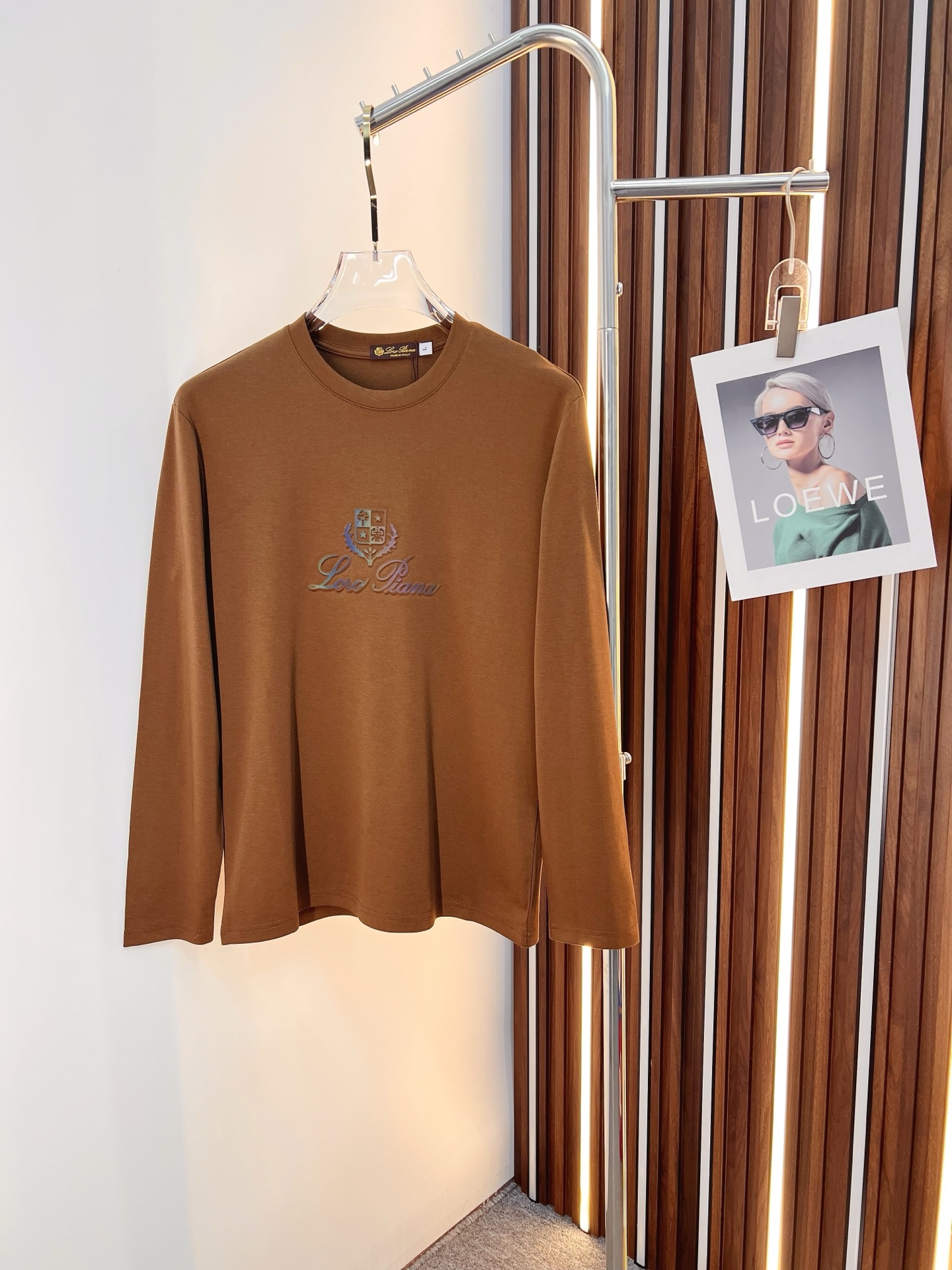 NO:571017,LP autumn and winter new design round neck long-sleeved T-shirt official website synchronization!  This T-shirt combines minimalist design and exquisite details. The oversize trim is reminiscent of Tyrolean dress details, calling for modern ideas, creating a different conceptual pattern, and injecting rich connotation into the traditional cotton T-shirt. The LOGO on the front graphic webbing is unique and shows the brand's nobility. It highlights the style of a big brand, sets off the minimalist design style, and reveals the elegance at a glance!  As a brand that pursues design and tailoring techniques, the materials used will never disappoint!  The body of this shirt is made of Solona cotton blended gram fabric, which is noble and exquisite. The cotton surface is full, soft and skin-friendly. In short, such a classic style is a must-have for autumn and winter!  M-4XL,,loro piana,versace,tees,t-shirt,alexander wang19860909LP 秋冬 新款设计感圆领长袖T恤 官网同步！这款T恤极简主义设计和精美细节于一身.Oversize饰边引人联想蒂罗尔着装细节,召唤摩登新意,造就不同以往的概念化图案,为传统棉质T恤注入丰盈内涵.前幅图形织带车出的LOGO,别具一番特色,更显品牌尊贵 彰显大牌风范,衬托出了极简主义的设计风格,把优雅风展露的一览无余！ 作为一个追求设计感和裁剪工艺的品牌,用料永远不会让人失望！本款衫身采用索洛纳棉混纺 克面料,高贵精致,布面棉质饱满柔软亲肤 总之这么经典的款,秋冬必备！M-4XL,,loro piana,versace,tees，t-shirt,alexander wang,Men's clothing