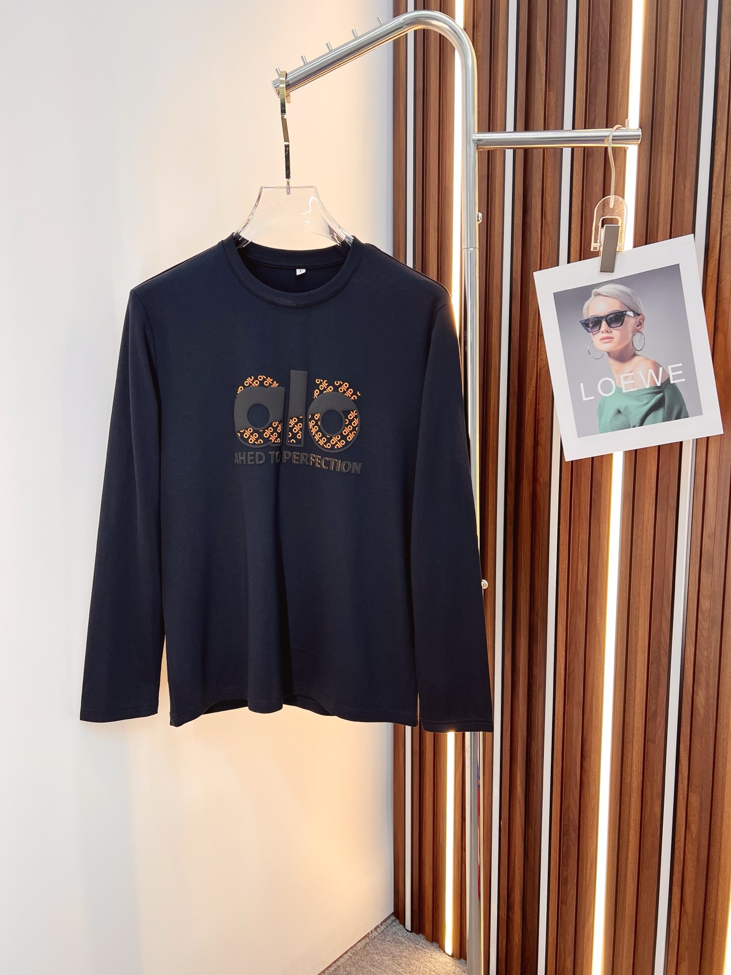 NO:571005,ALO 2025 autumn and winter new design round neck long-sleeved T-shirt official website synchronized!  This T-shirt combines minimalist design and exquisite details. The oversize trim is reminiscent of Tyrolean dress details, calling for modern ideas, creating a different conceptual pattern, and injecting rich connotations into traditional cotton T-shirts. The LOGO on the front graphic webbing is unique and shows the brand's nobility. It highlights the style of a big brand, sets off the minimalist design style, and reveals the elegance at a glance!  As a brand that pursues design and tailoring techniques, the materials used will never disappoint!  The body of this shirt is made of Solona cotton blended gram fabric, which is noble and exquisite. The cotton surface is full, soft and skin-friendly. In short, such a classic style is a must-have for autumn and winter!  M-4XL,,versace,tees,t-shirt,alexander wang19860909ALO 2025秋冬 新款设计感圆领长袖T恤 官网同步！这款T恤极简主义设计和精美细节于一身.Oversize饰边引人联想蒂罗尔着装细节,召唤摩登新意,造就不同以往的概念化图案,为传统棉质T恤注入丰盈内涵.前幅图形织带车出的LOGO,别具一番特色,更显品牌尊贵 彰显大牌风范,衬托出了极简主义的设计风格,把优雅风展露的一览无余！ 作为一个追求设计感和裁剪工艺的品牌,用料永远不会让人失望！本款衫身采用索洛纳棉混纺 克面料,高贵精致,布面棉质饱满柔软亲肤 总之这么经典的款,秋冬必备！M-4XL,,versace,tees，t-shirt,alexander wang,Men's clothing